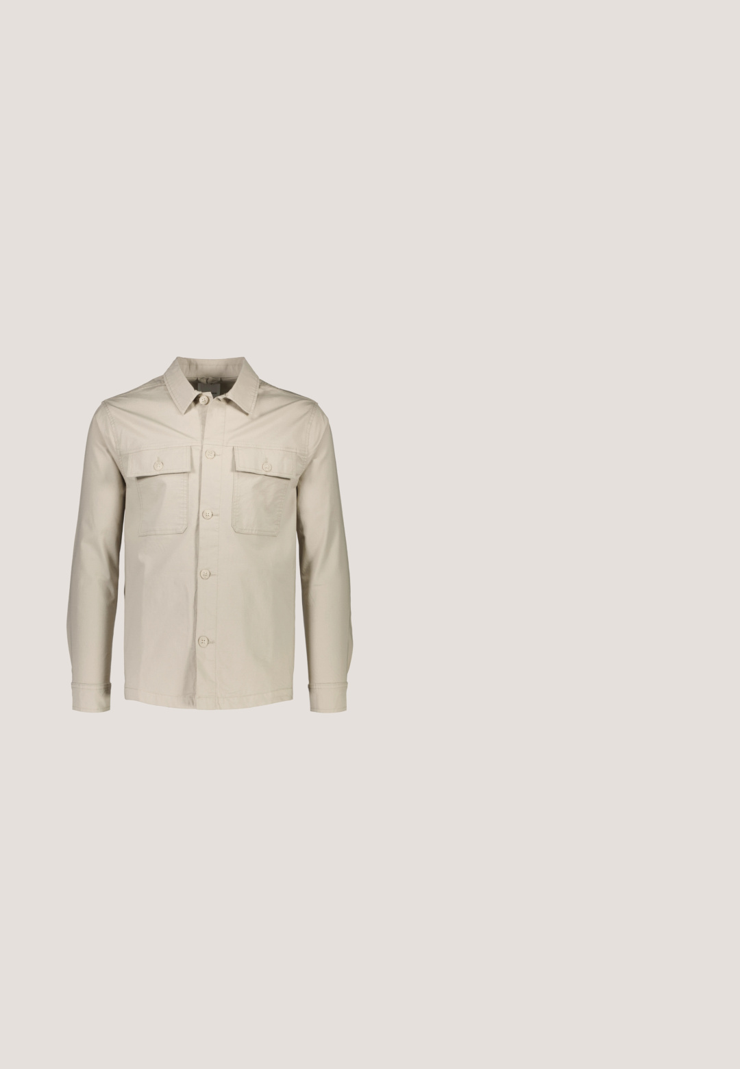 Beige knap-jakke lavet af letvægtsstof. Har to brystlommer, en spids krave og lange ærmer med knapmanchetter.; Langærmet cremefarvet sweatshirt med rund halsudskæring, ribbet manchetter og kant, vist på en enkel lys baggrund.; Filippa K HEAVY CREW NECK TEE - T-shirts basic - white; Blå straight-leg denim jeans med forlommer og bæltestropper, der viser let falmede detaljer på lår og knæ.; Hvide lærreds sneakers med gummisål, der har seks snørehuller, en struktureret tåkap og et minimalistisk design.; Kremfarvet lærredstote-taske med frontlomme, to håndtag, justerbar skulderrem og lille gul "O.N.S" tekst i nederste højre hjørne af lommen.