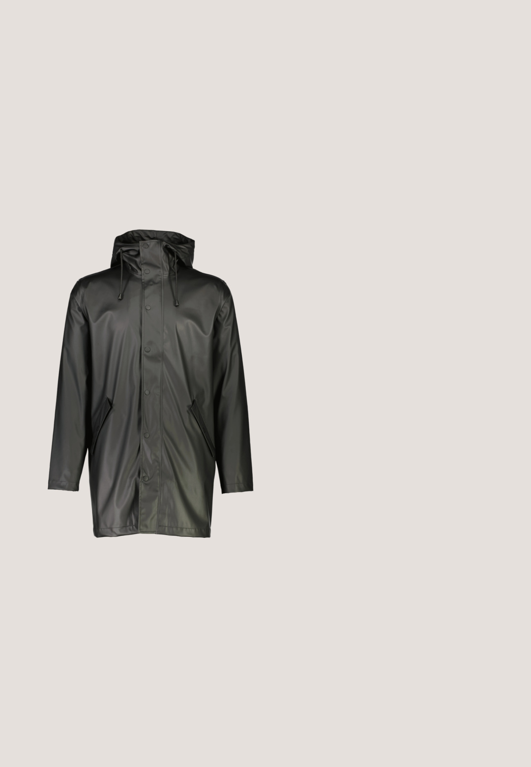 Zwarte waterdichte regenjas met capuchon, drukknoopsluiting aan de voorkant en twee zijzakken. Soepele, glanzende afwerking met verstelbare koorden bij de capuchon.; Beige sweatshirt met een ronde hals, lange mouwen en een voorzak met ritssluiting en reliëflogo. Zachte stoftextuur.; Zwarte katoenen t-shirt met een ronde hals en korte mouwen; heeft een relaxte pasvorm en een gladde, gestructureerde oppervlakte.; Grijze cargobroek van een katoenmix, met een elastische tailleband, zijzakken en een taps toelopend ontwerp met paneelstiksels.; Bruine sportieve schoen met een gladde bovenkant, ronde neus, zwarte veters en een witte, gestructureerde zool met subtiele perforaties aan de zijkanten.; Zwarte vierkante crossbodytas met verstelbare schouderband, voorvak met ritssluiting en klein genaaid logopatchje in de rechterbenedenhoek.