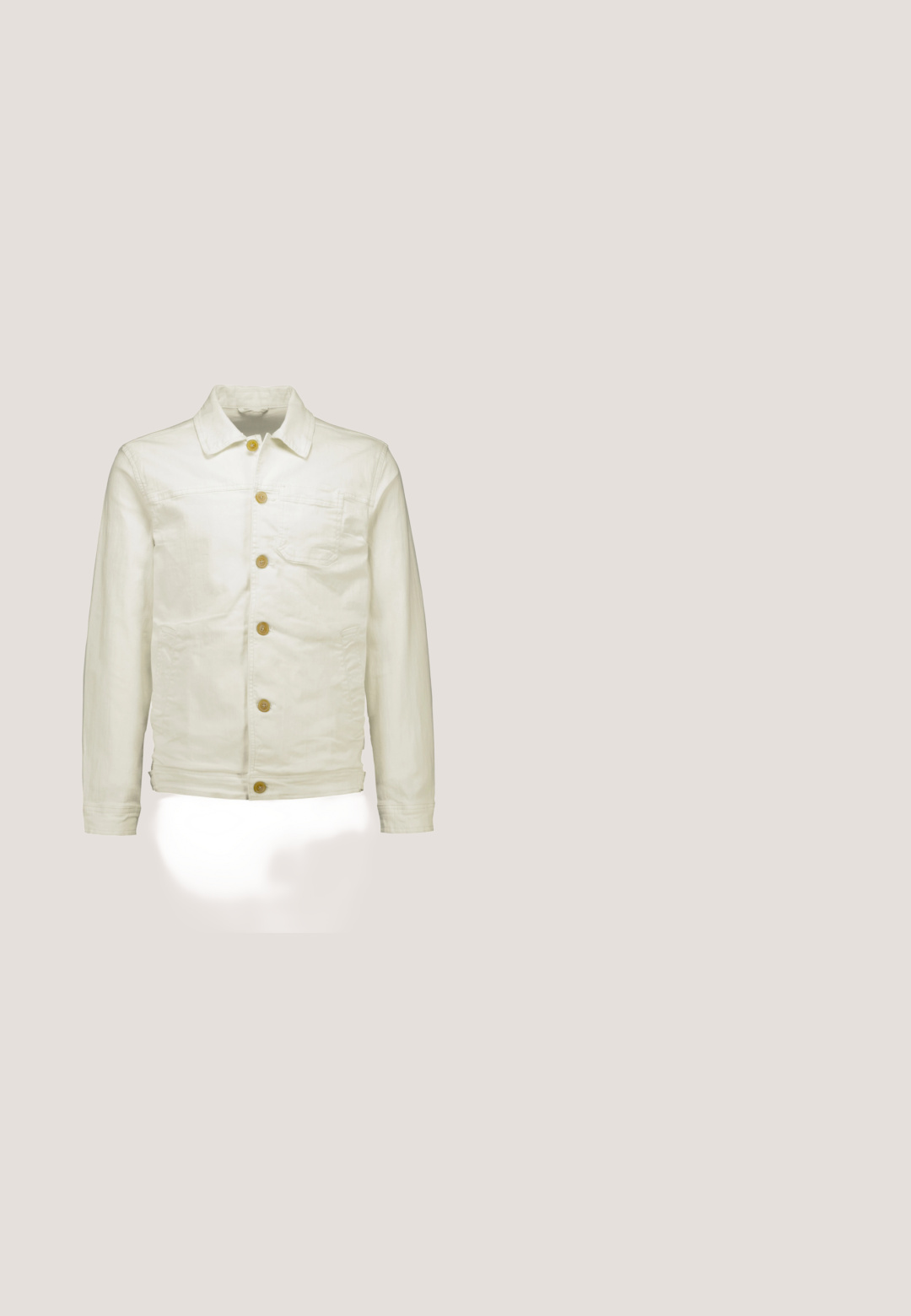 Chaqueta de mezclilla blanca con cuello, mangas largas y un bolsillo en el pecho, con cuatro botones visibles y una textura suave.; Suéter de punto gris claro con textura acanalada, cuello redondo y mangas largas. Diseño simple, costuras elásticas, detalles mínimos.; Camiseta verde oscuro hecha de tela suave, con cuello redondo y mangas cortas. Logo bordado en el lado izquierdo del pecho.; Pantalones cortos beige hasta la rodilla con cintura elástica y cordón, bolsillos delanteros y un ajuste cómodo sobre un fondo blanco liso.; Zapatos de cuero negro con cordones, punta redondeada, superficie texturizada y suela de goma gruesa con profundos surcos para mejor agarre.; Bolso bandolera de Calvin Klein en verde oliva con múltiples compartimentos con cremallera y correa negra ajustable.