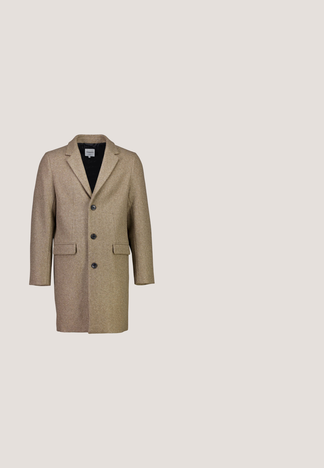 Beige uldblandingsfrakke med enkeltknap-design, klappede rever, tre sorte knapper og to forlommer. Glat tekstur, skræddersyet pasform.; Beige ribbet strikpullover med V-hals og krave, med lange ærmer og afslappet pasform, lavet af et blødt, tekstureret stof.; Sorte bukser med en skræddersyet pasform, der har en flad front, to pressefolder, bæltestropper og en glat overflade. Ingen synlige mønstre eller beslag.; Mørkebrun læderloafer med lav hæl svævende over beige tæppe, ved siden af et blankt, afrundet bord i ravfarve.; Sort crossbody taske med et struktureret stof, logo på fronten, lynlås lukning og justerbar rem. Har en glat læderkant.; Sort læderbælte, snoet med en rektangulær mat sort spænde og diskret præget logo på hvid baggrund.