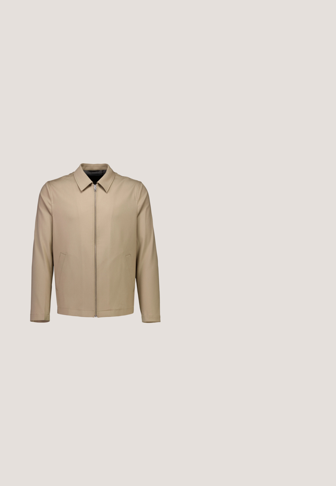 Chaqueta beige para hombre con cremallera, cuello y dos bolsillos laterales, mostrada sobre un fondo blanco.; Suéter gris de punto con cuello chal, mangas largas y puños y dobladillo acanalados. Textura suave, diseño casual y sin patrones visibles.; Camiseta blanca lisa de manga corta y cuello redondo, con un pequeño detalle de logo cerca del dobladillo inferior en el lado derecho.; Pantalones cortos beige ajustados, hechos de tela texturizada, con pliegues delanteros, cierre de botón y un diseño de pierna recta.; Bota Chelsea de cuero marrón con paneles elásticos laterales, puntera redondeada y suela de goma. Presenta detalles cosidos y un pequeño logo.; Neceser de cuero negro con cierre de cremallera, forma rectangular plana y superficie texturizada sutil. Incluye un asa lateral para facilitar su transporte.