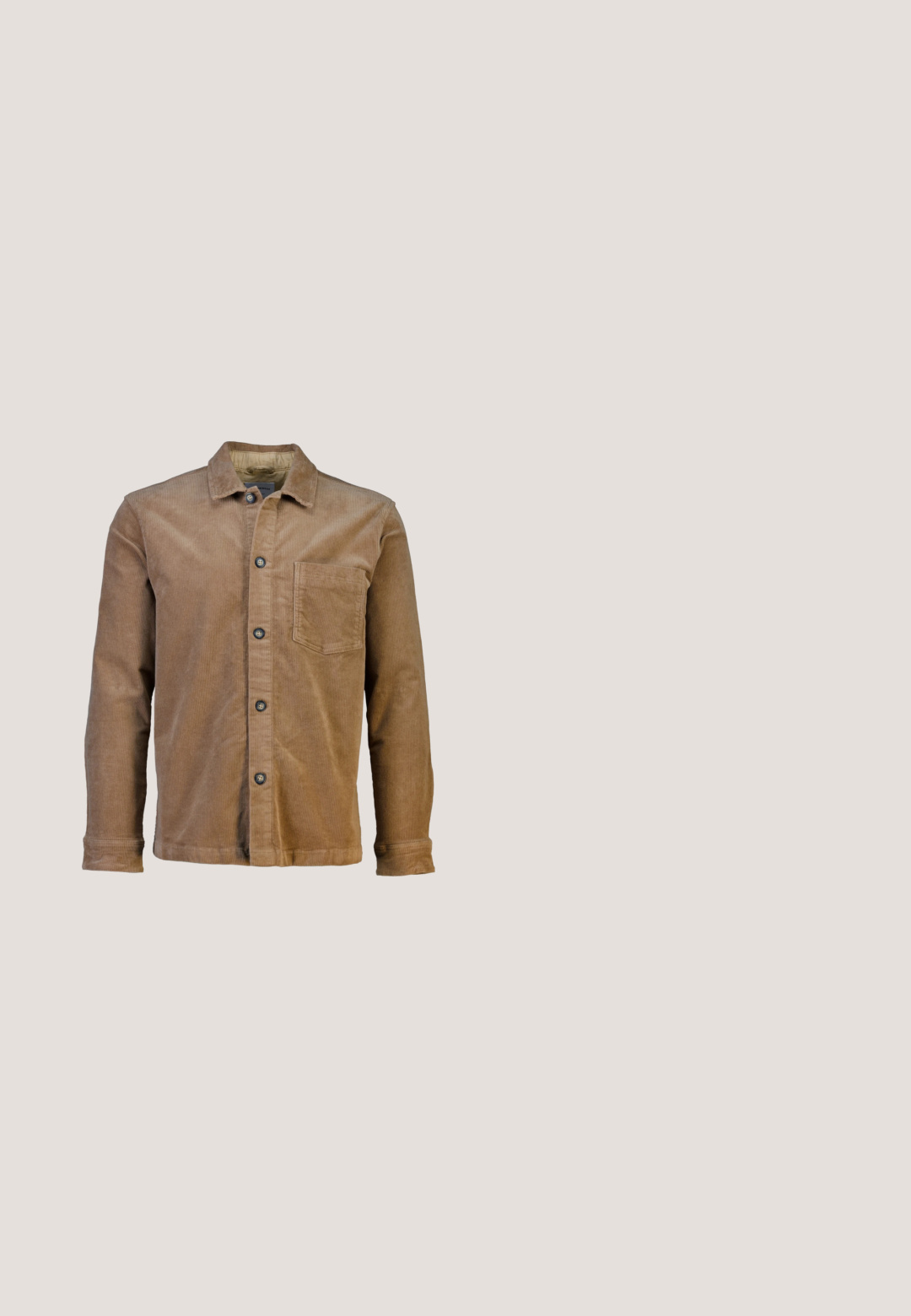 Brun fløjlsjakke med knapper, lange ærmer og en brystlomme på venstre side, vist på en hvid baggrund.; Cremefarvet bomulds t-shirt med horisontale striber i orange, rød og blå. Korte ærmer, rund halsudskæring og lille logo-detail på brystet.; Brune cargoshorts med forlommer, elastik i taljen og snor med hvide striber.; Brun læder ankelstøvle med tekstureret overflade, sorte accenter, rund tå og robust sål, der har seks hulle til snørebånd.; Gennemsigtige beige plastsolbriller med brune gradient firkantede linser, der ligger på en hvid overflade.; Brun tekstureret læder crossbody taske med front lynlåslomme, sølv lynlåse, sort justerbar rem og metal GUESS-logo foran.