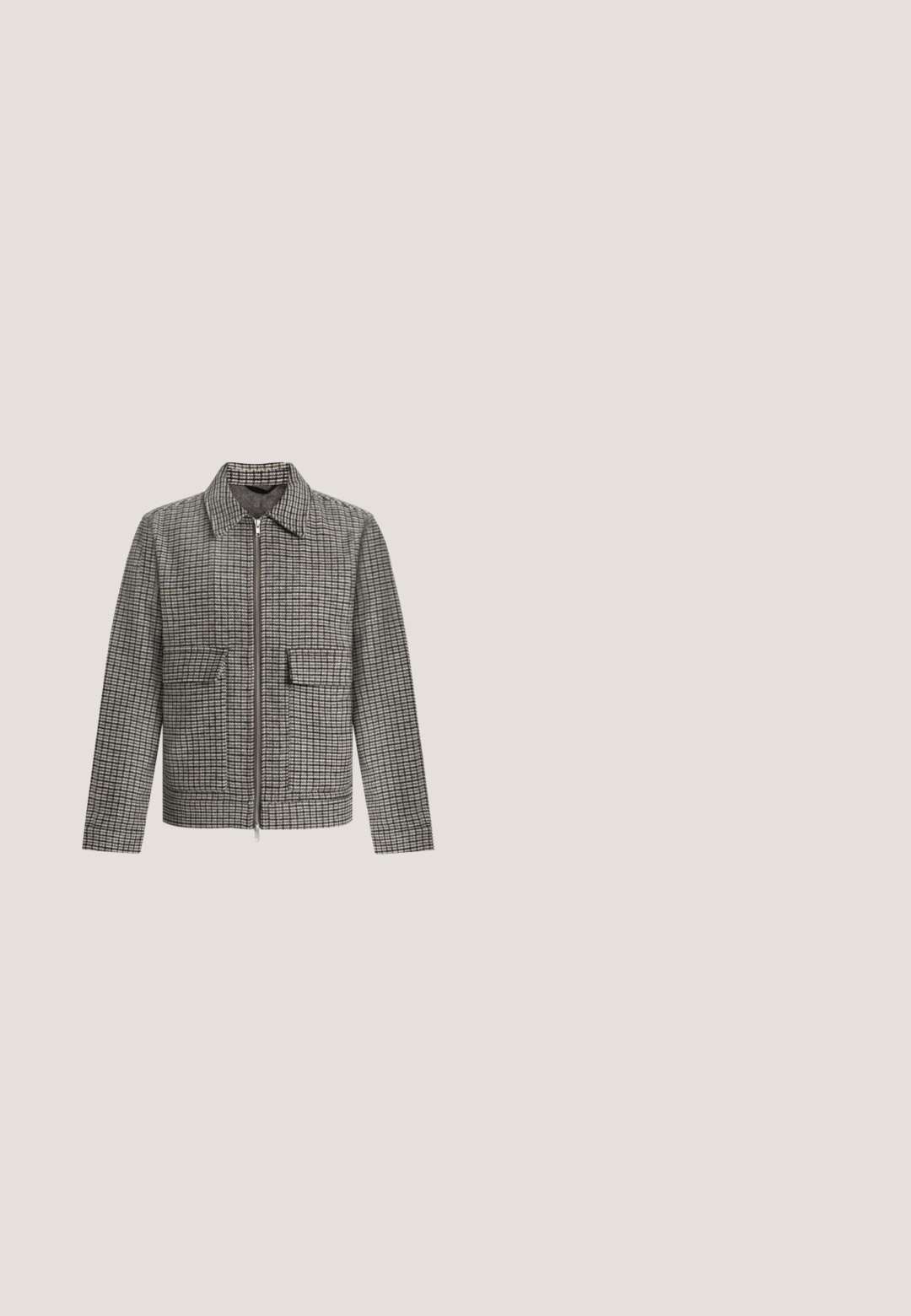 Veste zippée à carreaux grise et noire pour homme avec col et deux poches avant sur fond uni.; Polo beige à manches longues avec col, présentant un décolleté en V et des poignets côtelés. Confectionné dans un tissu doux au toucher lisse.; Chemise marron à manches courtes avec boutons, col et poche poitrine, présentée à plat sur fond blanc.; Pantalon brun, léger, fuselé, avec une taille élastique et un cordon de serrage. Texture lisse et design minimaliste, adapté à une tenue décontractée.; Bottines Chelsea en daim marron avec panneaux élastiques sur les côtés, talon bas et une languette à l'arrière. Texture lisse et design épuré.; Sac banane en tissu marron foncé avec poche zippée en diagonale et petit logo blanc sur le devant, sur un fond clair uni.