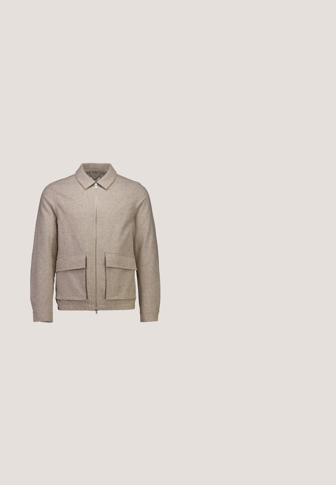 Chaqueta beige claro con cremallera, mangas largas, cuello y dos bolsillos frontales con solapa, mostrada sobre un fondo blanco liso.; Jersey de punto de manga larga color crema con puños y bajo acanalados, con un sutil cuadrado en relieve y la letra H en el pecho.; Lindbergh STRIPED SUPERFLEX - Camisa - brown; Pantalones de algodón beige con corte recto, que cuentan con dos pinzas en la parte frontal, cierre con botón y bolsillos en los laterales. Textura suave.; Botas de tobillo de ante marrón con punta redonda, diseño con cordones y suela de goma con acabado texturizado. Detalle del panel lateral visible.; Still Nordic STILLCLEAN - Neceser - brown