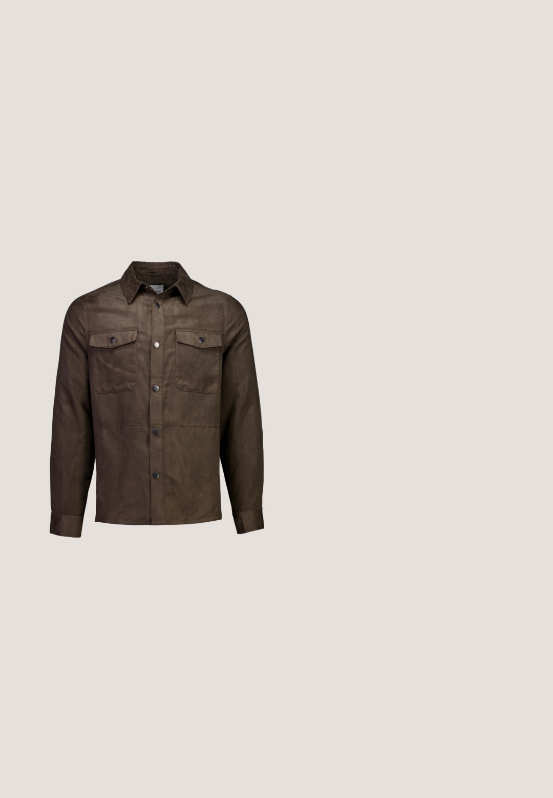 Bruin shirtjack met lange mouwen, knoopsluiting aan de voorkant en twee borstzakken met knopen, getoond op een witte achtergrond.; Bruine gebreide trui met een ronde hals, lange mouwen en ribgebreide manchetten. Zachte textuur, gladde afwerking en een ontspannen pasvorm.; Blauw overhemdbloes gemaakt van denim, met een kraag en lange mouwen. Effen textuur met zichtbare knopen aan de voorkant.; Donkergrijze rechte broek met knoop- en ritssluiting aan de voorkant, riemlussen en zijzakken, plat gelegd op een lichte achtergrond.; Bruine leren veterschoenen tot boven de enkel met een gestructureerde afwerking, contrasterende beige zolen en metalen veteroogjes. Voorzien van een trekkoordje voor gemakkelijk aan- en uittrekken.; Bruine leren riem met een geborstelde metalen gesp, heeft een gladde textuur en een klassiek ontwerp. De riem loopt naar het einde toe taps toe.