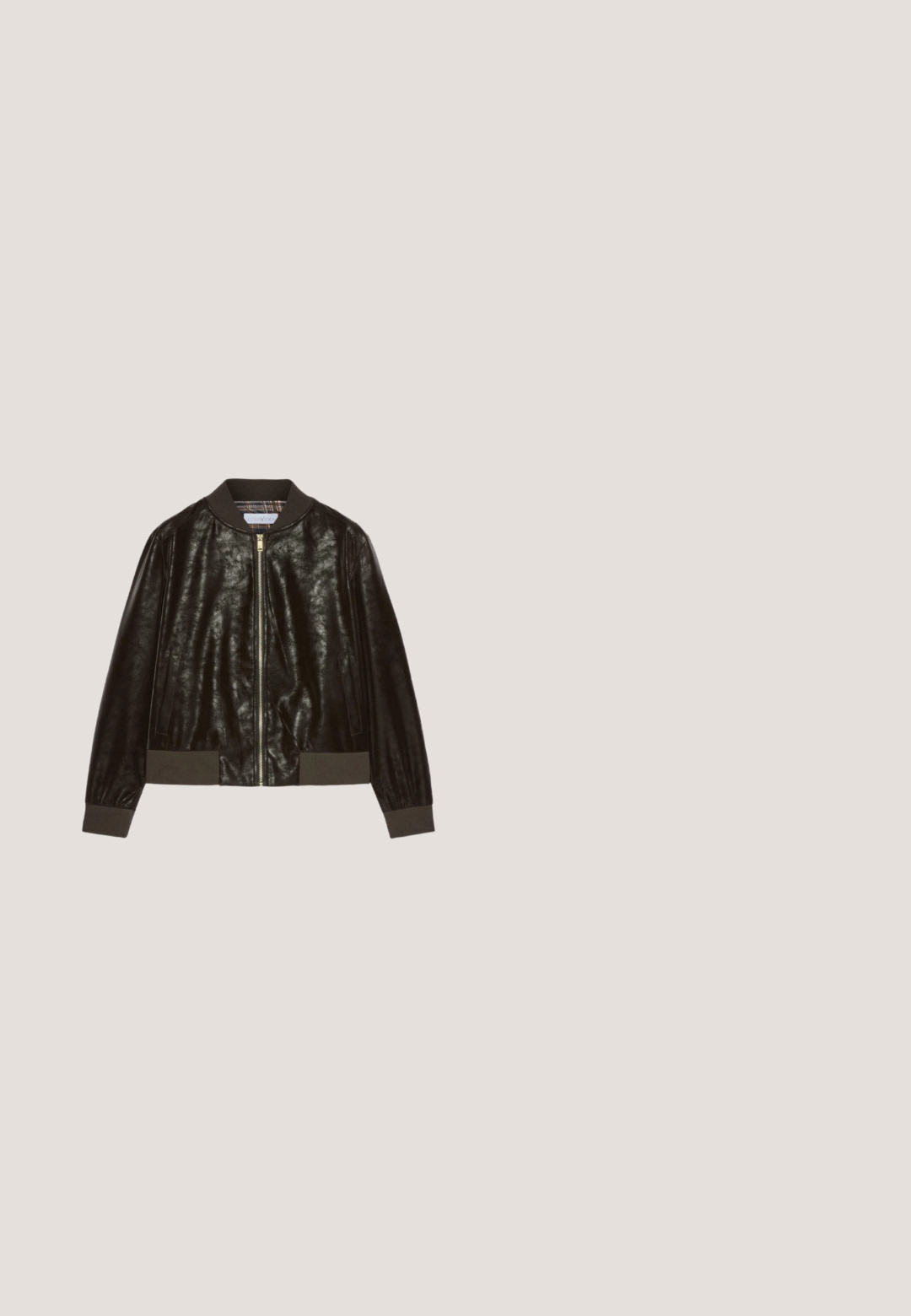 Blouson aviateur en cuir noir avec fermeture éclair à l'avant, col, poignets et ourlet côtelés, et deux poches latérales, présenté sur fond blanc.; Cardigan marron foncé avec un col en V, doté de boutons décoratifs, de deux poches avant et de poignets côtelés. Matière douce et texturée.; Haut femme à manches longues, côtelé, marron foncé, col rond, forme ajustée et petite étiquette de marque au niveau du col.; Jean évasé en denim foncé, avec des zones délavées, des coutures jaunes, cinq poches, et une fermeture par bouton et fermeture éclair.; Marco Tozzi Bottines de cowboy / motard - cafe antic; Sac à bandoulière en cuir marron foncé avec sangle ajustable, poignée supérieure et clous métalliques le long des bords sur fond blanc.