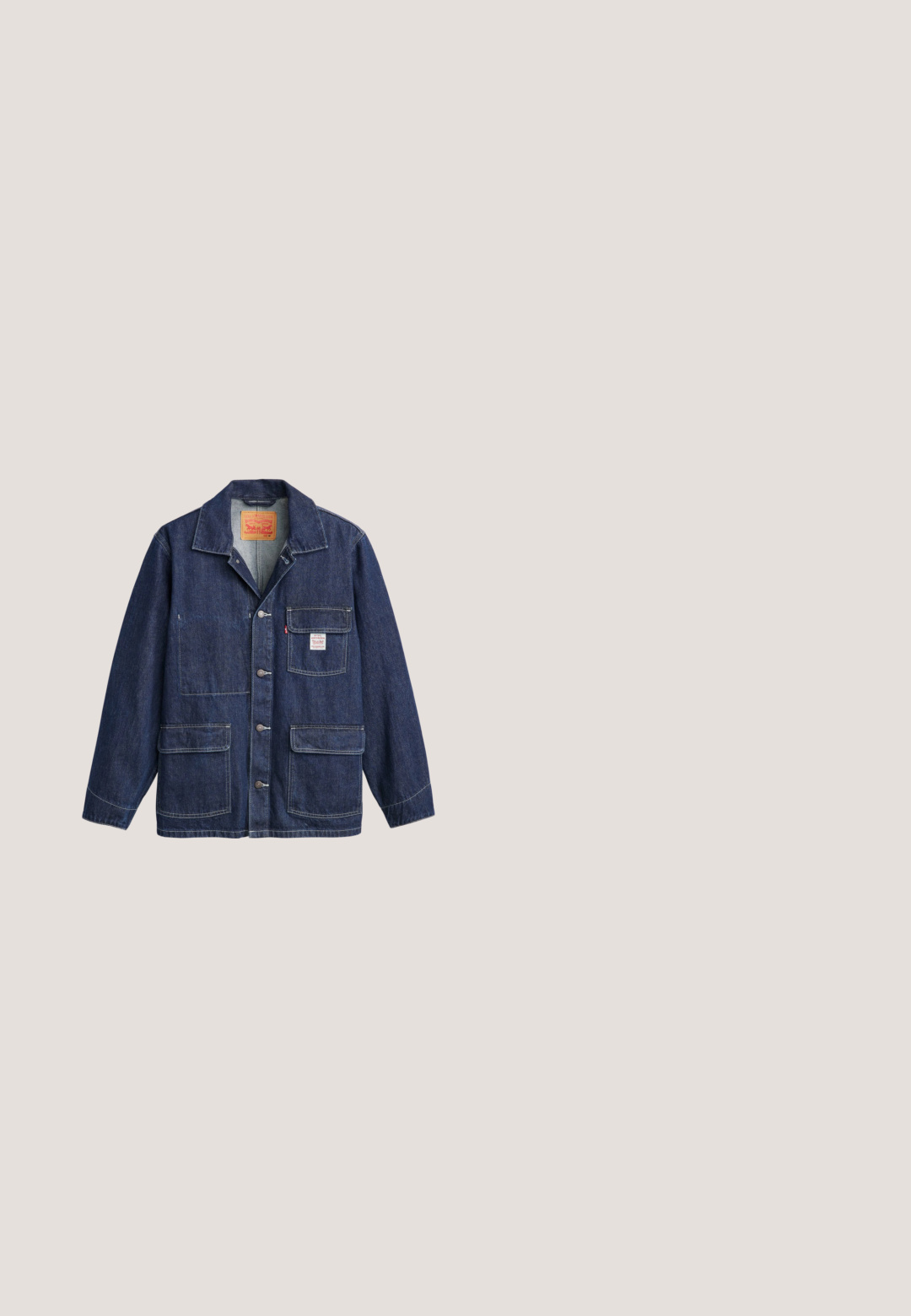 Levi's® Workwear ENIGNEER - Chaqueta fina - me again; Camiseta de algodón blanca con mangas cortas, cuello redondo y un corte relajado. Textura suave y sin patrones ni diseños visibles.; Jeans de mezclilla azul oscuro con corte recto, que cuentan con cinco bolsillos, costuras naranjas y un cierre de botón en la cintura.; Botín de cuero marrón con cordones, pernas cortas y suela negra gruesa con relieve, con una pestaña de agarre, sobre un fondo blanco.; Pañuelo rojo doblado con patrones circulares en azul y blanco y borde azul con puntos y cuadrados blancos, etiquetado "Boggi Milano".; Cinturón enrollado de cuero marrón con hebilla de latón y logo de Levi's en relieve cerca del extremo sobre un fondo blanco.