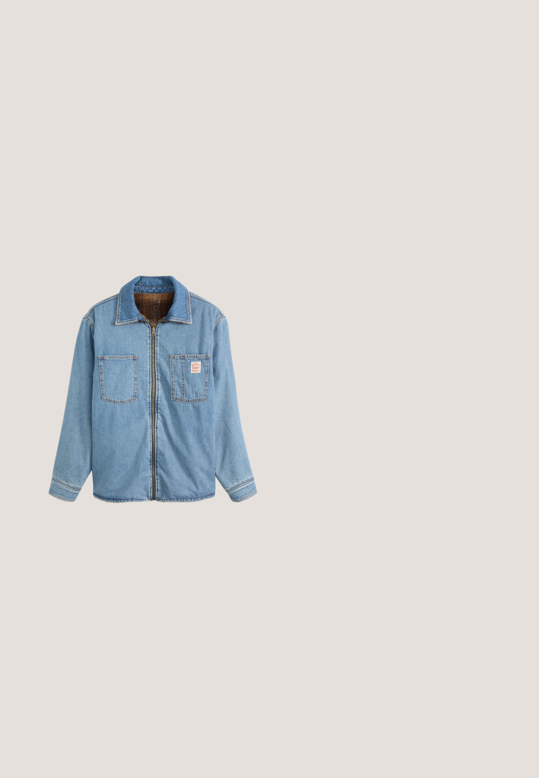 Jeansjacke in Hellblau mit langen Ärmeln, einem Reißverschluss vorne, zwei Brusttaschen und einem braunen strukturierten Innenfutter. Mit Kontrastnähten.; Schwarze Kabelstrick-Cardigan mit V-Ausschnitt, Knopfleiste, langen Ärmeln und gerippten Bündchen sowie Saum. Mit strukturiertem Muster über das gesamte Kleidungsstück.; Weißes Baumwoll-V-Ausschnitt-T-Shirt mit kurzen Ärmeln und kleinem roten Levi's-Logo auf der Brust. Weicher Stoff, lässiges Design.; Blaue geradlinige Jeans aus Denim mit fünf Taschen, Gürtelschlaufen sowie einem Verschluss mit Knopf und Reißverschluss auf einem schlichten Hintergrund.; Schwarzer Sportschuh mit strukturiertem Obermaterial, Schnürverschluss, gepolsterter Sohle mit Aussparungen für Flexibilität, markiertem Logo an der Seite.; Marineblauer Fliege und gestreifte Hosenträger mit Metallklammern, angeordnet auf weißem Hintergrund.