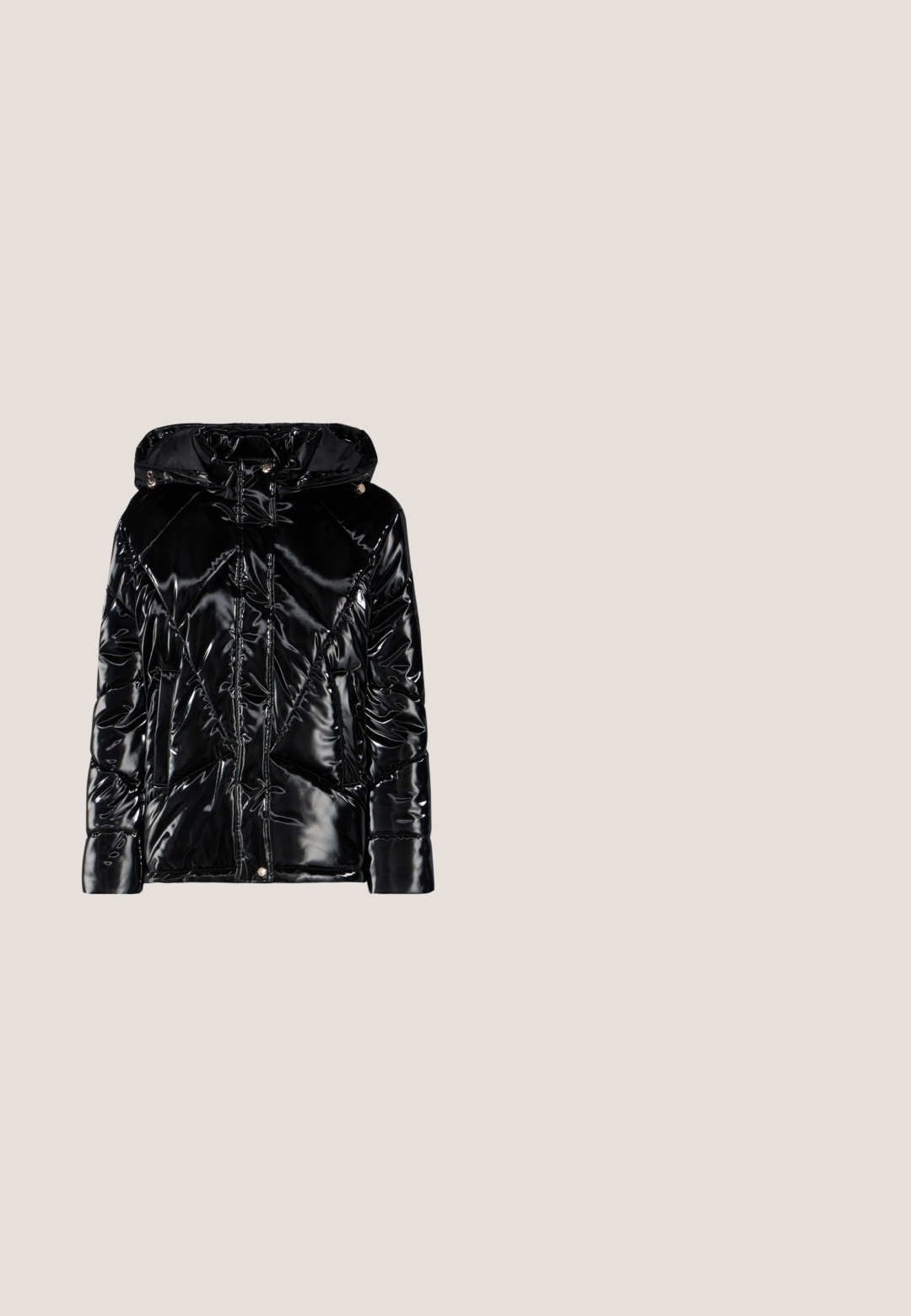 Doudoune noire avec une finition brillante, dotée d'une capuche, d'une fermeture éclair et de motifs de couture diagonaux. Conçue avec deux poches latérales.; Pull en tricot noir court avec une coupe ample, un col large et des manches longues, présentant un motif texturé à côtes sur l'ensemble.; Pantalon ample gris foncé en tissu texturé, avec une ceinture élastique et un cordon de serrage ajustable pour un confort optimal.; Baskets de sport en mesh et suède noir et gris avec une semelle épaisse et une fermeture à lacets, vues de côté extérieur sur un fond uni.; Sac à main noir rembourré avec une poignée arrondie, présentant une surface lisse et brillante ainsi qu'une texture douce et matelassée. Pas de quincaillerie ou d'accents visibles.; Paire de boucles d'oreilles créoles de taille moyenne en finition argentée, avec une surface lisse et des tiges droites pour oreilles percées.