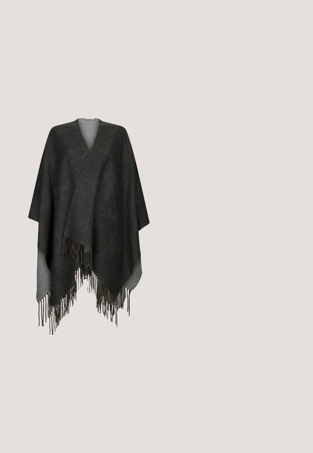 Poncho de lana gris oscuro con escote en V, que presenta un diseño envolvente y un dobladillo con flecos. Textura de patrón sutil a lo largo de la tela.; Top negro de manga larga con escote asimétrico, detalle fruncido en la cintura y dobladillo ligeramente acampanado.; Botas negras hasta la rodilla hechas de cuero brillante con un diseño arrugado, puntera afilada y un tacón grueso. Textura suave con un brillo sutil.; Gafas de sol negras con lentes ovalados, montura brillante y brazos transparentes que presentan un patrón gráfico repetido a lo largo de su longitud.; Bolso de cuero negro con doble asa, hebilla plateada y decoraciones de cadena, y varios bolsillos con cremallera en la parte frontal.; Tres anillos apilados: uno de plata con piedras transparentes, uno con piedras negras y acentos en forma de pirámide, y uno de banda texturizada en plata.
