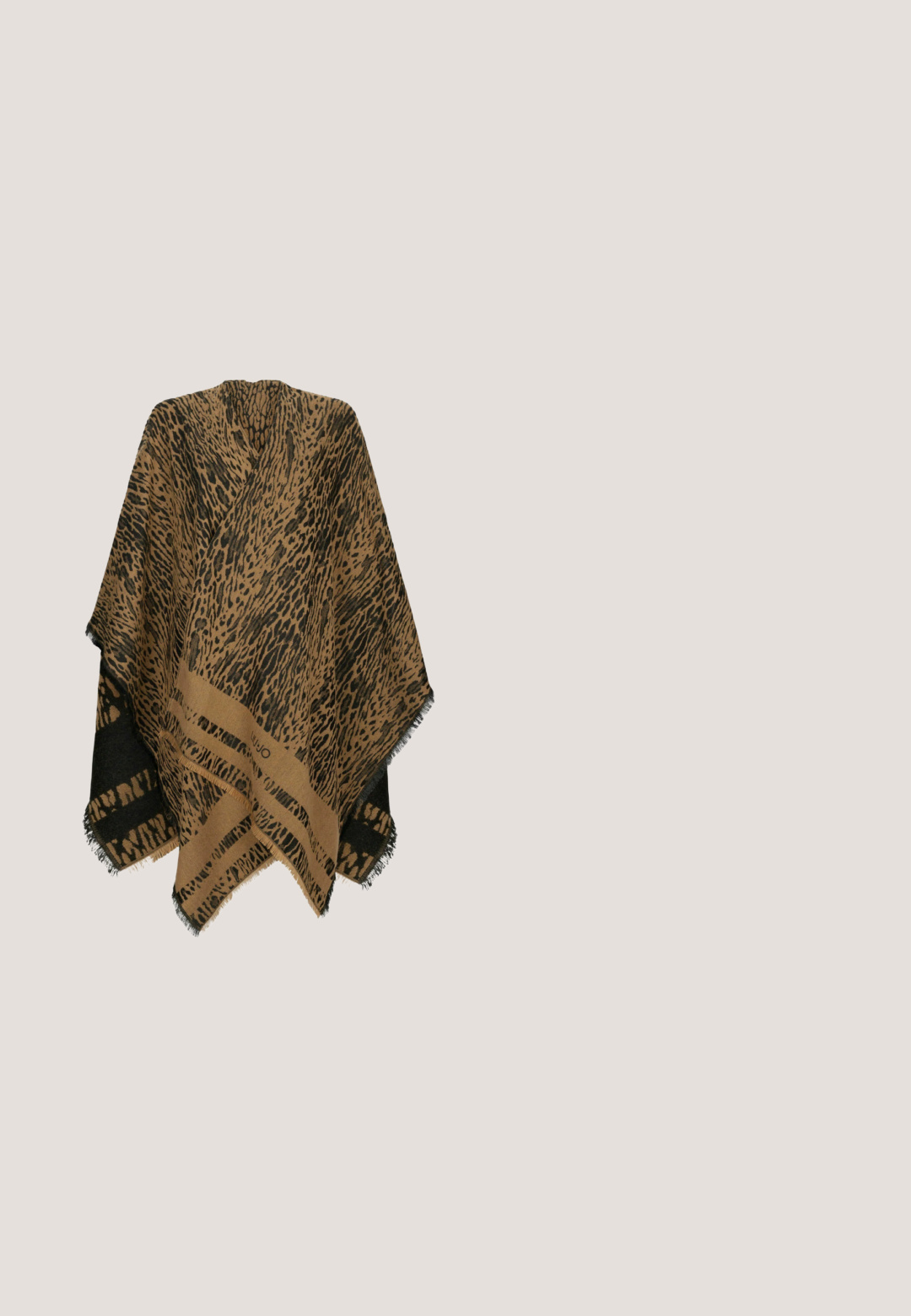 Poncho de estampado animal en marrón y negro, con un dobladillo con flecos y una franja en contraste en la parte inferior. Tejido suave y texturizado.; Mini vestido negro de manga larga con escote en V, ribete de encaje, tejido fruncido y cierre con lazo en la parte posterior del cuello.; Botín vaquero de ante negro con parte superior perforada y flecos decorativos con tachuelas de metal en el lado exterior, tacón bajo apilado.; CHLOÉ Gafas de sol - black/green; Bolso negro de cuero con diseño de red tejida, cierre de candado dorado, una correa y cadena decorativa dorada sobre fondo blanco.; Pulsera de cadena dorada con un dije de estrella de mar naranja y azul, una pieza de coral rojo y un pequeño dije de caballito de mar dorado.