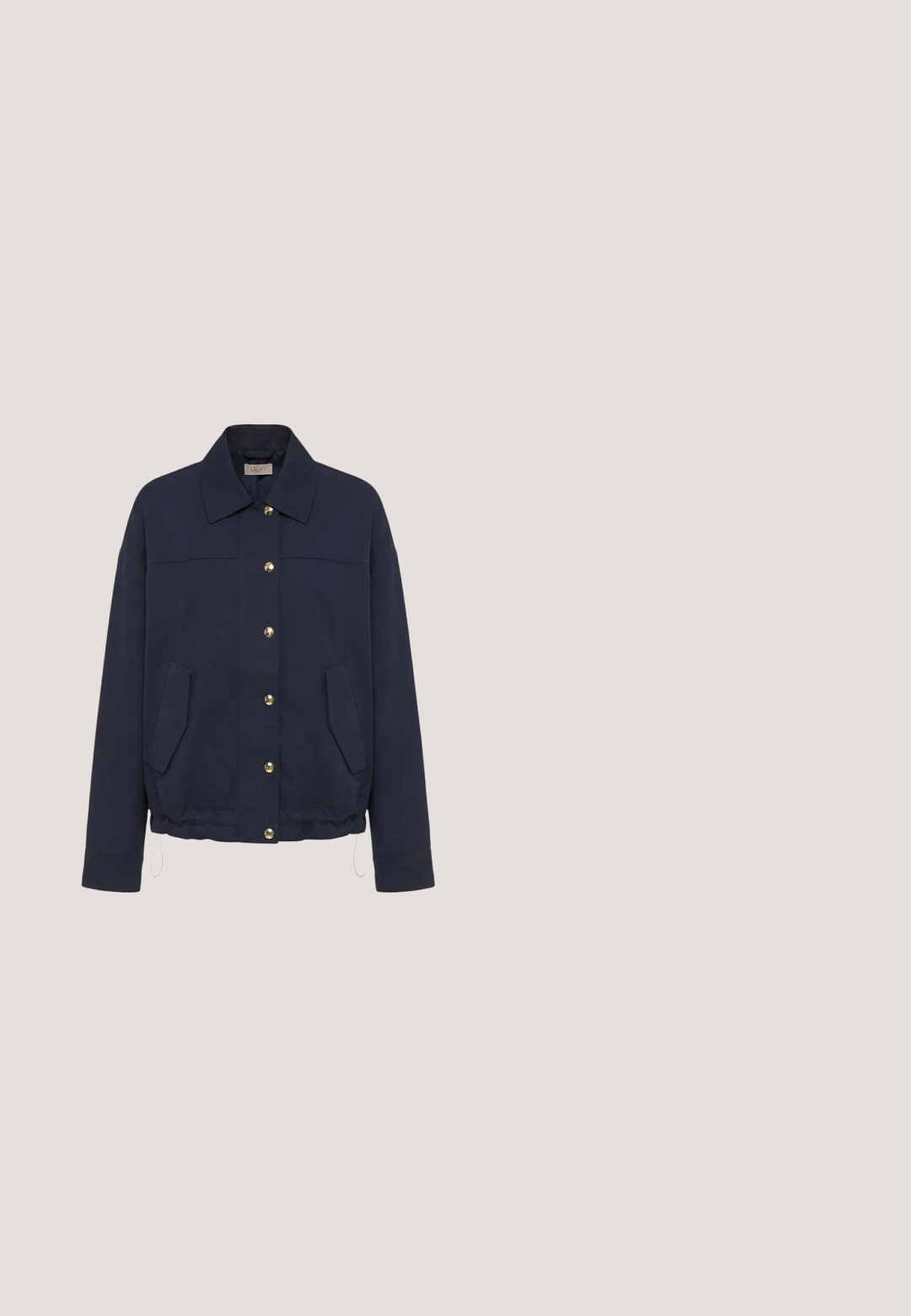 Marineblaue Jacke mit Goldknöpfen, großem Kragen, vorderen Klappentaschen und verstellbaren Kordelzügen am Saum.; Hellblaues Polohemd mit kurzen Ärmeln, horizontalen weißen und grauen Streifen, Adidas-Logo auf der Brust und kleinem roten Text nahe dem Saum.; Weiße Jeans-Shorts mit klassischem Schnitt, ausgestattet mit einem vorderen Knopfverschluss, Gürtelschlaufen und einer glatten, strukturierten Oberfläche.; Hellblaue Wildleder-Sneaker mit beigen Streifen, pinker Blumenstickerei, Gummisohle und pinker Fersenschlaufe, von der Seite auf weißem Hintergrund gesehen.; Hellblaue gesteppte Stofftasche mit zwei Griffen und einem langen Schulterriemen, auf der Vorderseite mit "BIMBA Y LOLA" in Braun bestickt.; Armband mit kleinen blauen Perlen, unregelmäßigen weißen Perlen, goldenen Abstandperlen und einer goldenen, verstellbaren Karabinerverschlusskette.