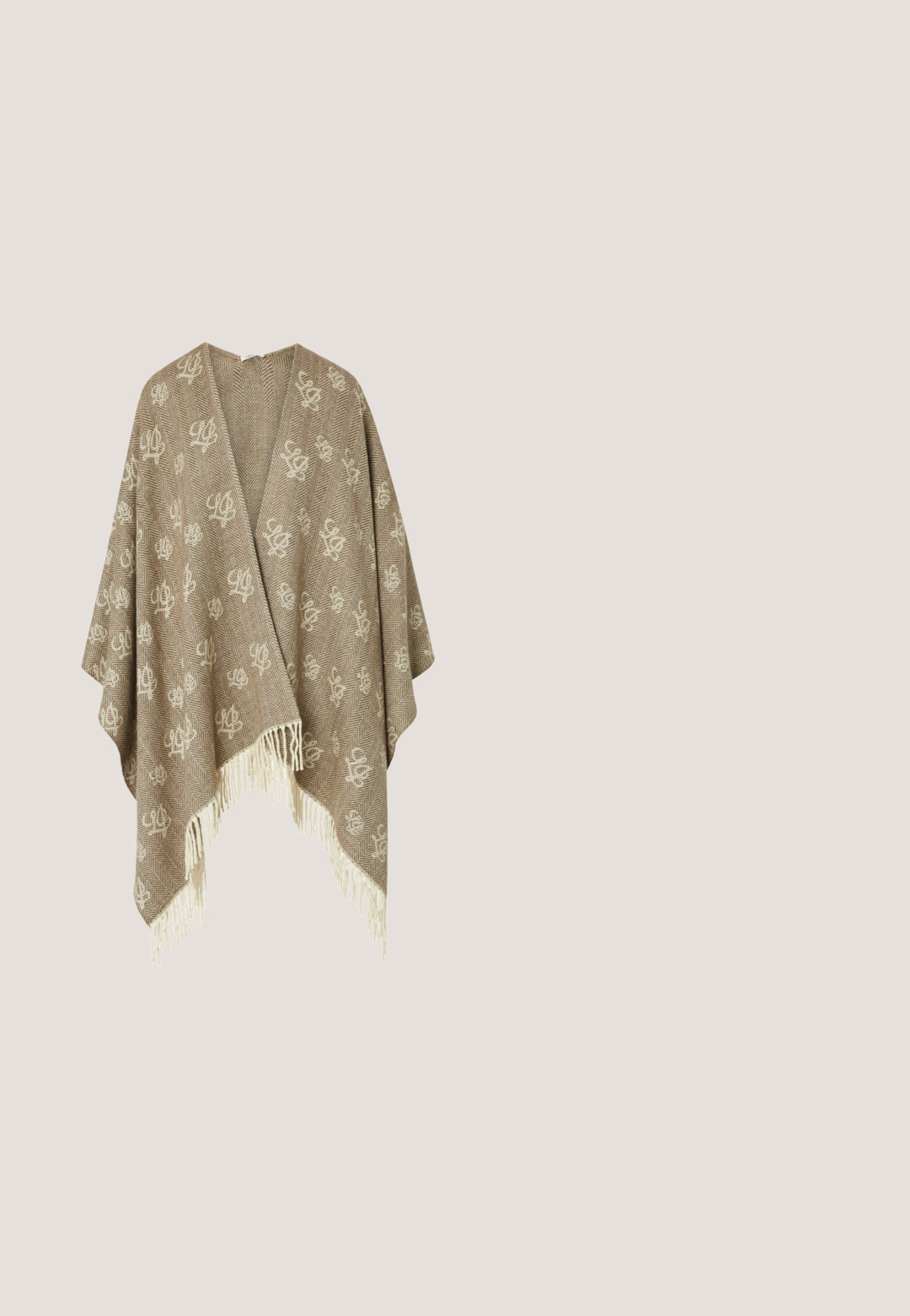 Chal beige y marrón tejido con patrón de espiga, con motivos florales claros dispersos y bordes con flecos.; Blusa de color beige claro con cuello redondo, mangas abullonadas y detalles de encaje bordado. Presenta una abertura en forma de ojal y tejido texturizado.; Pantalones de flores de corte ancho con cintura elástica y cordones ajustables en los tobillos, con tonos pastel rosa, morado, amarillo y verde.; Botín de gamuza marrón con diseño holgado, punta puntiaguda y detalles de flecos en el lateral. Cuenta con un tacón bajo inclinado.; Bolso bandolera de ante marrón con detalles de flecos largos y pequeños tachuelas metálicas en el borde superior, con cierre de cremallera y correa ajustable.; Collar con capas de oro que presenta delicados acentos de hojas y un colgante ovalado con una piedra transparente. Los eslabones de la cadena son finos y texturizados.
