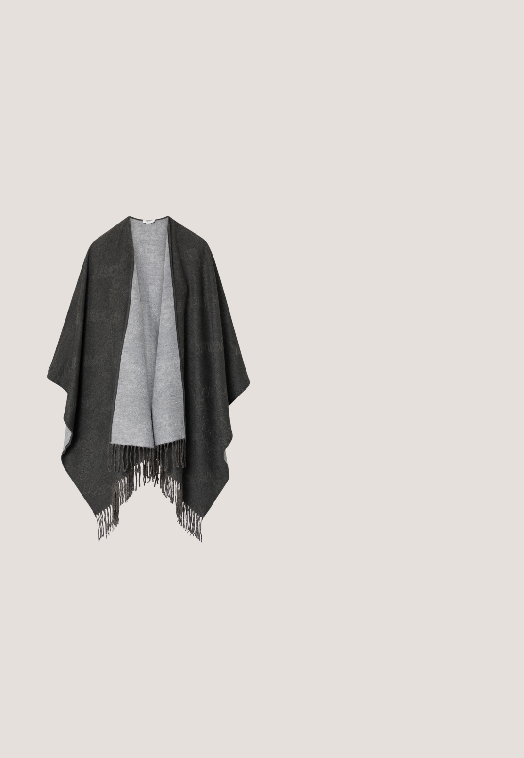 Donkergrijze wollen poncho met lichtgrijze voering en franjes langs de onderranden, afgebeeld tegen een witte achtergrond.; Gestreepte langemouwen jurk in zwart en grijs. Heeft een ontspannen pasvorm, een ronde halslijn en zijdelingse ruching. Gemaakt van zachte stof.; Hoge donkerbruine kniehoge laars met een stevige zool en trek-lussen bovenaan, ontworpen voor een stoere en stijlvolle pasvorm.; Zonnebril met ovale paarse lenzen, metalen montuur en zwarte decoratieve accenten op de zijstukken met het merklogo.; Desigual MARÍA ESCOTÉ - Handtas - black; Zilveren stervormige schakelketting met sterren van verschillende groottes en een kleine kreeftensluiting op een witte achtergrond.