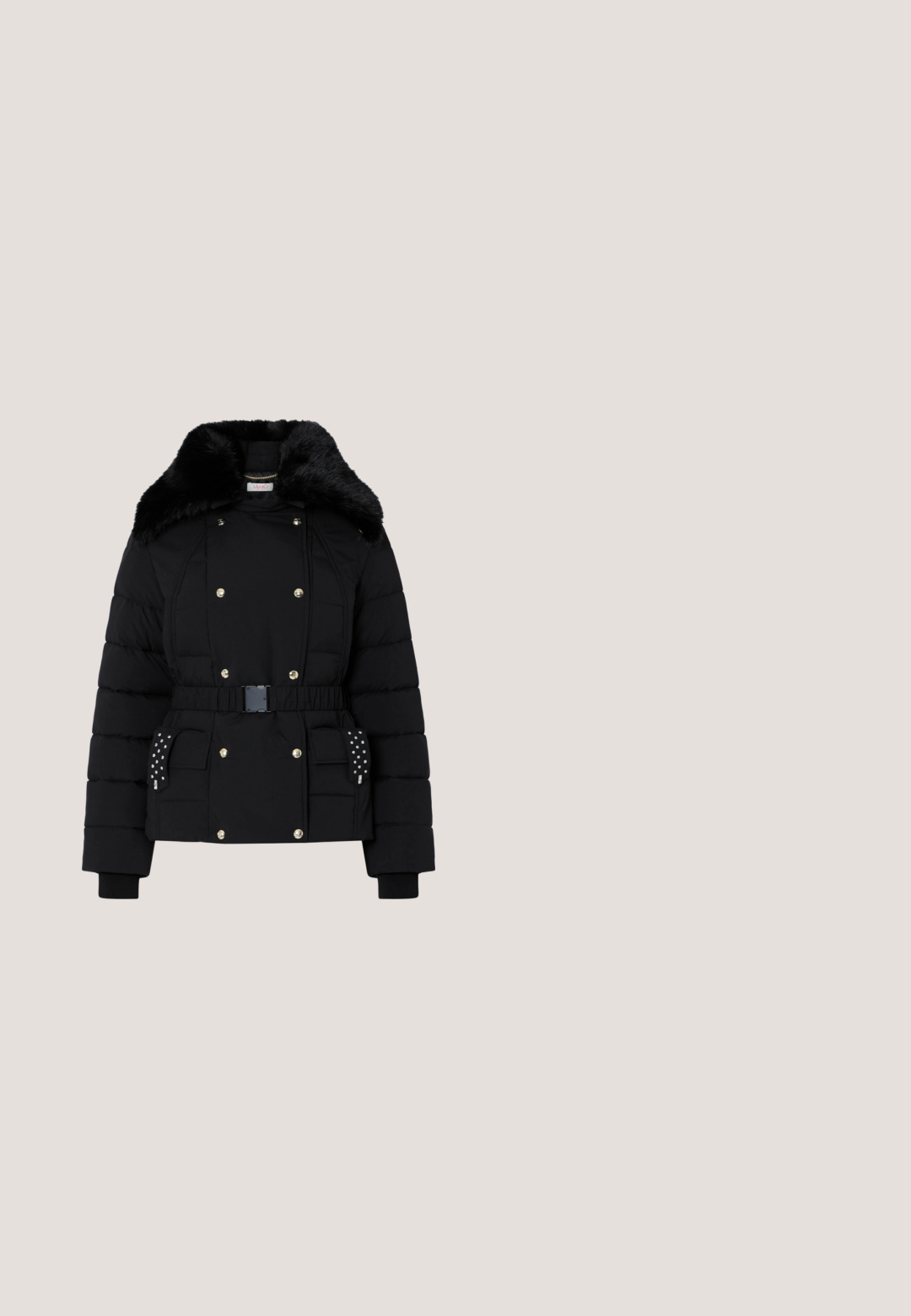Veste matelassée noire avec col en fausse fourrure, double rangée de boutons dorés, taille ceinturée et rabats de poche cloutés sur fond blanc.; Pull noir à manches longues avec poignets et ourlet côtelés, avec de petites clous réfléchissants sur les deux épaules.; Leggings noirs en simili cuir avec une texture lisse, une silhouette ajustée et une taille élastique. Coutures minimales et pas de poches.; Bottine en cuir noir avec des panneaux latéraux en élastique et un large talon bloc. Présente une finition lisse et une semelle résistante avec un bon grip.; Sac à main en cuir noir au design structuré, avec deux poignées, une bandoulière amovible et des accents de quincaillerie dorée.; Boucles d'oreilles en forme de cœur en ton or, avec un centre creux. La partie supérieure présente un cœur plus petit orné de cristaux transparents. Style à clip.