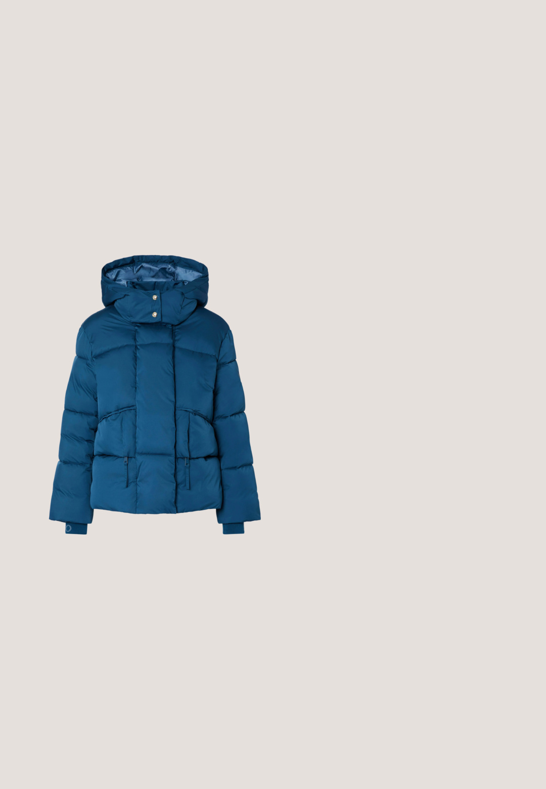 Blauwe gewatteerde winterjas met voorrits, twee ritszakken, hoge kraag, capuchon en drukknopen op de kraag.; Lichtblauw T-shirt met korte mouwen met "GUESS" in blauw bloemenpatroon en "EST. 1981" eronder bedrukt middenvoor.; Blauwe denim flared jeans met een middelhoge taille, voorzien van stikselaccenten, twee voorkruipzakken en een achterzak met label.; Witte en beige sneaker met blauw gemêleerde stoffen bovenkant, Guess-logo aan de zijkant, witte veters en witte zool met zilveren detail bij de hiel.; Lichtblauwe Guess-handtas met verstelbare zwarte band, ritssluiting en dubbele G-logo aan de voorkant met gouden Guess-lettering.; Hartvormige oorbellen in goudkleur met een witte center en de gravure "GUESS", omringd door fonkelende heldere kristallen.