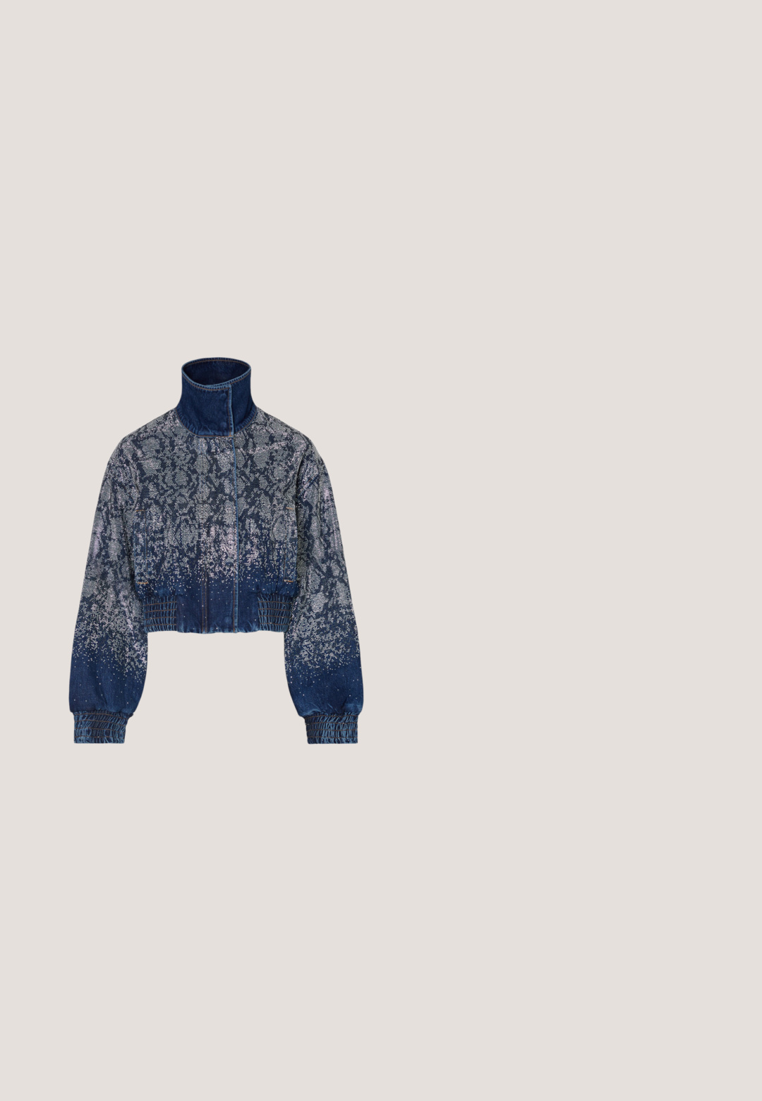 Denimjas met hoge kraag, elastische manchetten en tailleband, met een donkerblauw-wit slangenprintpatroon dat naar beneden vervaagt.; Zwarte haltertop van soepel, rekbaar materiaal. Heeft een diepe V-halslijn en kantafwerking langs de halslijn en de rug.; Wijde, lichtverfde blauwe spijkerbroek met beschadigde details, voor- en zijzakken, en een knoop- en ritssluiting.; Grijze denim enkellaarsjes met een rafelige rand, zwarte fleecelining en glanzende zilveren hakken. Uniek ontwerp met een gevouwen kraag en een gestructureerd oppervlak.; Donkerblauwe denim schoudertas met bloemapplicaties, zijritszakken, centrale gespsluiting en korte handgreep.; Hartvormige oorbellen van witte kunststof met zilveren hardware. Bevat "Guess" in grijze letters. Glad oppervlak en gepolijste afwerking.