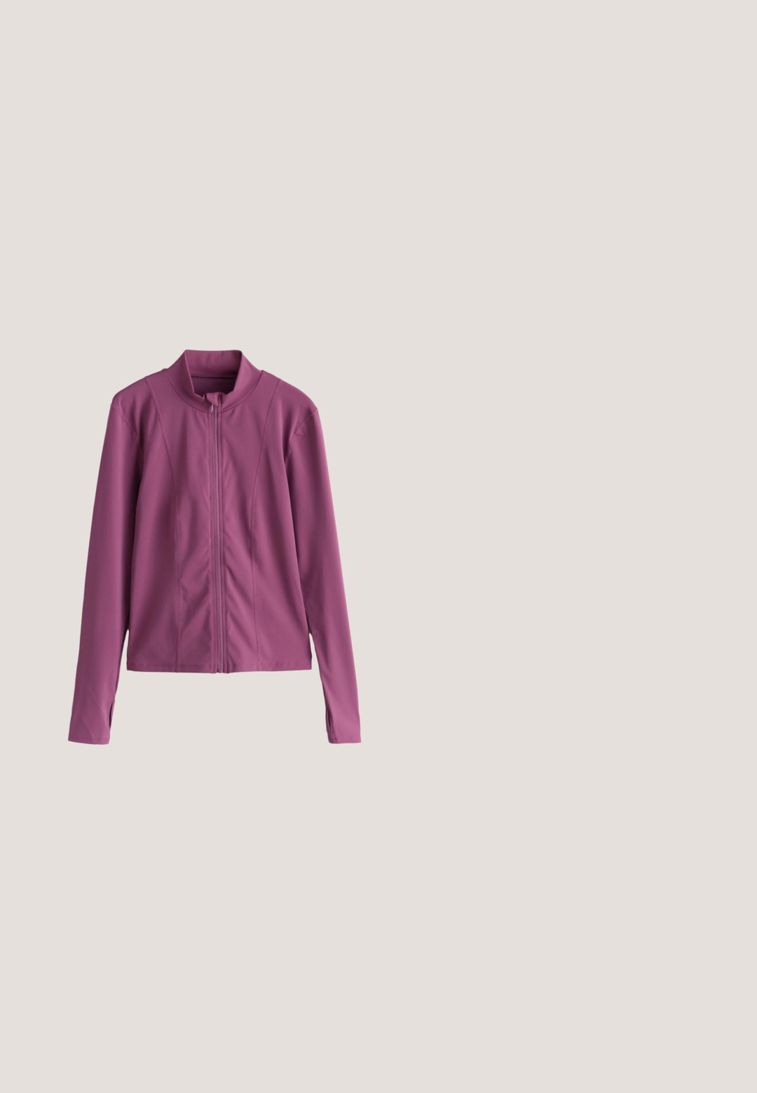 Chaqueta de manga larga color malva con cremallera frontal, cuello alto y orificios para los pulgares en las mangas, diseñada para uso deportivo o casual.; Camiseta marón de tela texturizada con mangas cortas. "LDN" impreso en grandes letras blancas en el pecho. Cuello redondeado.; Leggings burdeos de material elástico, con una cintura alta, textura suave y diseño ceñido. Sin patrones visibles ni detalles de metal.; Zapatilla deportiva de color rosa claro con una parte superior de malla transpirable, detalles texturizados en el talón y una suela blanca gruesa con un patrón antideslizante.; Bolsa tote de Nike color granate con asas negras y el logo Nike swoosh blanco en la parte frontal, sobre un fondo blanco.; Pulsera de oro rosado con un diseño de cadena grande, que presenta acentos de esmalte rosa en forma ovalada, y un cierre de langosta con una etiqueta.