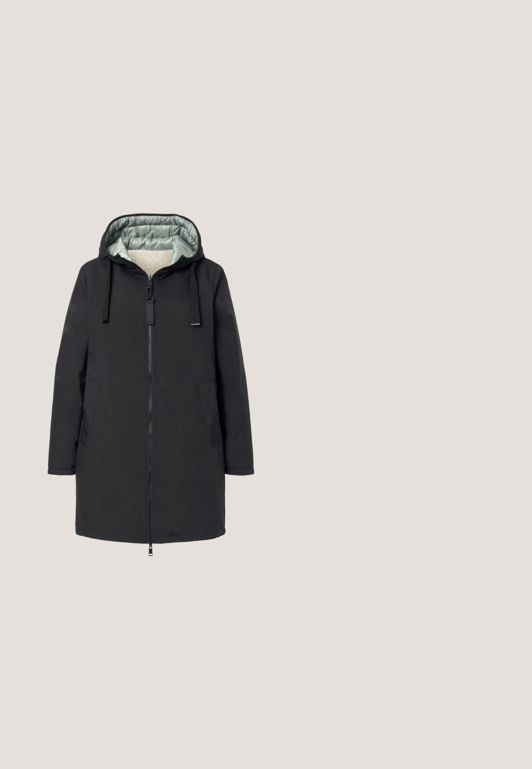 Zwarte geïsoleerde jas met een capuchon, voorzien van een ritssluiting aan de voorkant, twee zijzakken en een lichtgrijze gestikte voering voor extra warmte.; Zwarte t-shirt met driekwart mouwen en een ronde hals, met versleten witte tekst "Tijdloze Liefde voor 90's Muziek" en een strikdetail aan de onderkant.; Zwarte spijkerbroek met een rechte pasvorm. Voorzien van vijf zakken, metalen knoopsluitingen en oranje stiksels. Gemaakt van katoen.; Zwarte leren enkellaars met een gladde afwerking, ronde neus, subtiele stiksels en een lage blokhak. Zijkant met rits voor gemakkelijke instap.; Zwarte leren crossbody tas met een klepsluiting. Gladde textuur, rechthoekige vorm en verstelbare schouderband. Geen zichtbare hardwaredetails.; Elli CHOKER - Ketting - silberfarben