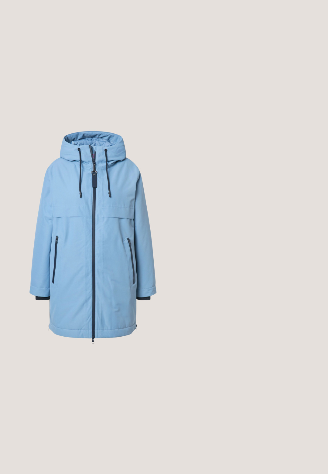 Lichtblauwe waterdichte jas met capuchon, front zipper en twee zijzakken. Beschikt over een gladde textuur en een verstelbaar trekkoord bij de capuchon.; Lichtblauwe gebreide trui met korte mouwen, een ronde hals en een geribbelde structuur, weergegeven op een effen witte achtergrond.; Gestreepte blauwe button-up shirt met een zak met de tekst "STUDIO UNTOLD", klassieke kraag en lange mouwen.; Midblauwe denim jeans met een elastische tailleband en wijde pijpen, weergegeven tegen een witte achtergrond.; Beige en lichtblauwe sneaker met een bovenwerk van glad leer, gestructureerde accenten, platte veters en een dikke, lichtbruine rubberen zool.; O Bag Schoudertas - sky blue plain