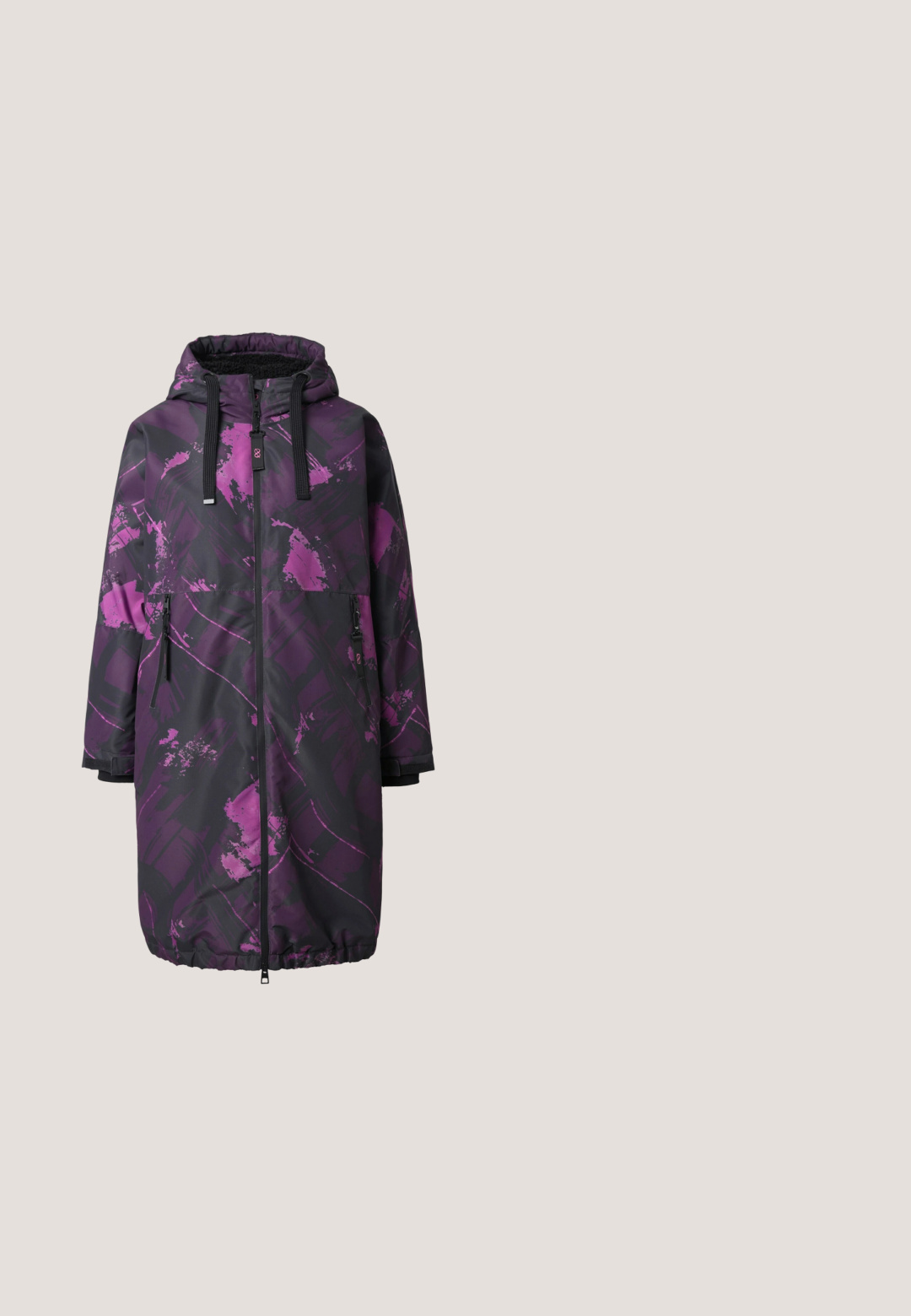 Lange winterjas met capuchon met zwart en paars abstract patroon, rits aan de voorkant en twee ritssluitende zakken.; Ingekorte ritsjack met lange mouwen in een meerkleurig geribbeld patroon met roze, paarse en blauwe strepen. Zilveren ritsdetails aan de voorkant.; Roze broek met wijde pijpen en zwart-roze abstracte vlekken, voorzien van een aansluitende tailleband en voornaaddetails.; Kniehoge rubberen laarzen in fel roze met een gladde textuur, ronde neus en een stevige paarse zool met diepe groeven voor verbeterde grip.; Roze schoudertas met een gevlochten band, een gladde textuur en een eenvoudige rechthoekige vorm tegen een witte achtergrond.; Zilveren ring met drie hartvormige edelstenen in rode en roze tinten, met een getextureerde, doorschijnende roze emaille afwerking.