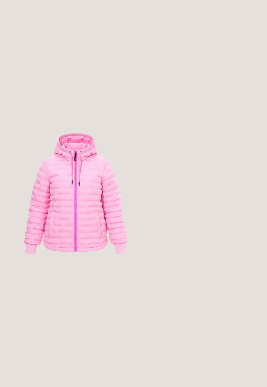 Rosa gesteppte Kapuzenjacke mit Frontreißverschluss, Kordelzug an der Kapuze, gerippten Bündchen und Seitentaschen, entworfen für kaltes Wetter.; Rosa Sweatshirt mit lockerer Passform, rundem Halsausschnitt und überschnittenen Schultern. Verfügt über ein kleines, gesticktes Logodetail. Hergestellt aus weichem Baumwollmaterial.; Pinkes kurzärmeliges Baumwoll-T-Shirt mit rundem Ausschnitt und kleiner roter Herzstickerei auf der linken Brust.; Rosa elastische Leggings mit einem taillierten Schnitt, glatter Textur und einer Länge bis zur Wadenmitte. Verfügt über einen elastischen Bund für zusätzlichen Komfort.; Hellrosa Sportschuh mit Mesh- und synthetischem Obermaterial, verziert mit strukturierten Zickzack-Akzenten, flachen Schnürsenkeln und einer dicken weißen Sohle.; Lavendelfarbene Duffel-Tasche mit gepolstertem Schultergurt, zwei Griffen und seitlicher Reißverschlusstasche, gezeigt vor weißem Hintergrund.