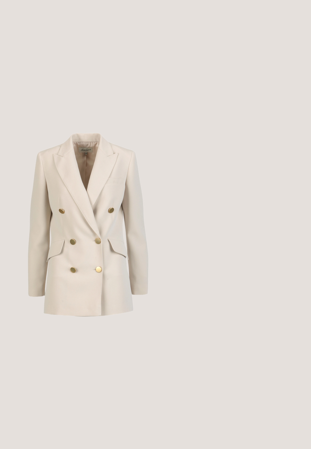 Beige dobbeltradet blazer lavet af glat stof med guldknapper, to lommer foran og et elegant revers.; Hvid ærmeløs kjole lavet af linned, med knaplukning foran, tætsiddende form og subtil struktur samt en simpel lynlås i ryggen.; Off-white højhælede sandal med tynde stropper, tå-loop og slank stiletthæl på hvid baggrund.; Briller uden stel med gradientbrune linser og guldfarvet bro samt detaljer mod hvid baggrund.; Beige læderhåndtaske med en buet form, guldlogo-emblem og justerbar rem. Glat tekstur med lynlås lukning langs toppen.; Sort justerbar snorhalskæde med vedhæng i poleret guldfarvet hul cirkelformet design.