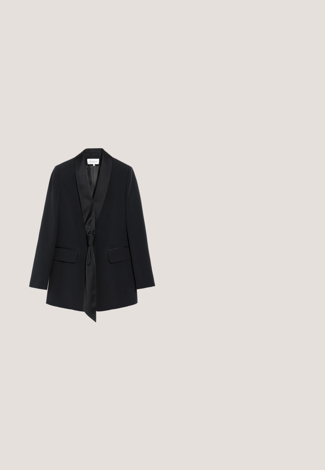 Blazer noir tailleur avec col châle en satin et poches à rabat à l'avant, présenté à plat sur fond blanc.; Débardeur noir côtelé avec encolure carrée, boutons dorés sur les poches et rayures blanches à l'ourlet. Texture lisse et coupe ajustée.; Pantalons noirs avec une coupe évasée, confectionnés en tissu lisse, dotés d'une fermeture à bouton à l'avant et de détails de plis cousus subtils.; Pompe à talon haut en cuir noir avec bout pointu ; présente une accentuation métallique dorée sur le capuchon. Surface lisse avec un design épuré.; Pochette noire à texture crocodile avec fermoir doré, sangle réglable et détail de chaîne dorée placée sur un fond clair uni.; Des boucles d'oreilles dorées avec un design en chaîne, ornées d'accents circulaires décoratifs agrémentés de petites pierres transparentes.