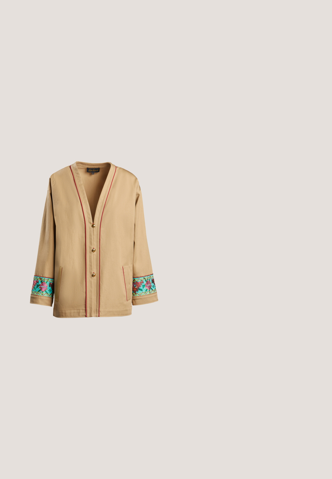 Veste beige avec un col en V, des boutons dorés et des garnitures rouges. Présente des broderies colorées à motifs sur les poignets. Tissu de poids moyen.; Cardigan en tricot lavande avec un motif en diamant, décolleté en V, fermeture à boutons à l'avant et deux poches avant. Texture douce et design ample.; Robe maxi sans manches en tissu rose pâle, avec de grands imprimés floraux dans des tons de rose et de blanc, dotée de bretelles et de finitions violet clair.; Bottine en cuir marron avec un dessus en suédine décontracté, une sangle à boucle en métal, une semelle en caoutchouc noir et un logo embossé sur le côté.; Écharpe légère avec un motif floral abstrait aux nuances de bleu sarcelle, marron, jaune, rose et beige, disposée en boucle.; Ceinture tressée en cuir marron avec une boucle en métal argenté, finition texturée et design tressé. Accentuée d'une boucle en cuir avec logo.