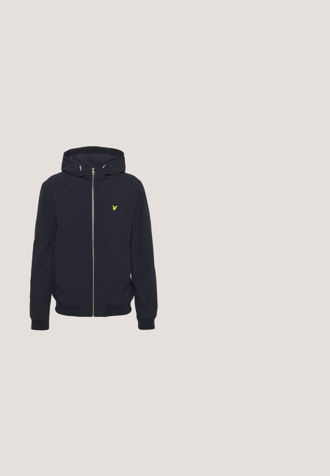 Lyle & Scott Chaqueta outdoor - dark navy; Suéter de punto azul marino con mangas largas y cuello redondo. Cuenta con un pequeño logotipo amarillo en el pecho. Tejido texturizado.; Polo navy con un pequeño patrón de puntos blancos, mangas cortas, acentos blancos en el cuello y los puños, y un logo amarillo en el pecho.; Pantalones cortos azul marino hechos de una mezcla de algodón, con una cinturilla elástica y cordones, y un pequeño logotipo bordado en la pierna izquierda.; Zapatillas de lona azul marino con suelas de goma blancas, punta redonda y seis pares de ojales para los cordones. Presenta una etiqueta de logo en el lateral.; Cinturón de cuero azul marino con una hebilla rectangular plateada grabada con "JACK & JONES", adornado con un detalle de tres rayas en rojo, blanco y azul.
