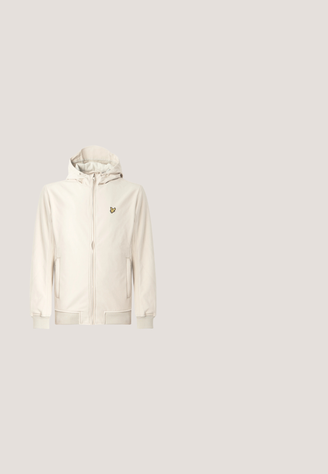 Veste à capuche beige clair en tissu lisse. Dotée d'une fermeture éclair devant, de poches latérales, de poignets côtelés et d'un petit logo brodé sur la poitrine.; Pull blanc à col rond, avec des accents rayés verts, rouges et oranges sur le col et les manches. Logo Lacoste sur la poitrine.; Shorts cargo bleu marine en tissu doux, dotés d'une ceinture élastique, de deux poches latérales et d'un petit logo sur la poche gauche.; Baskets en cuir blanc avec des accents verts, design à lacets, œillets dorés et panneaux texturés. Semelle en caoutchouc épaisse couleur crème.; Sac messager Lacoste bleu marine avec bandoulière réglable et écusson logo sur le rabat avant, sur un fond clair uni.; Bracelet en chaîne argentée avec des maillons entrelacés, comportant une étiquette en métal rectangulaire gravée "LACOSTE" et des détails texturés.