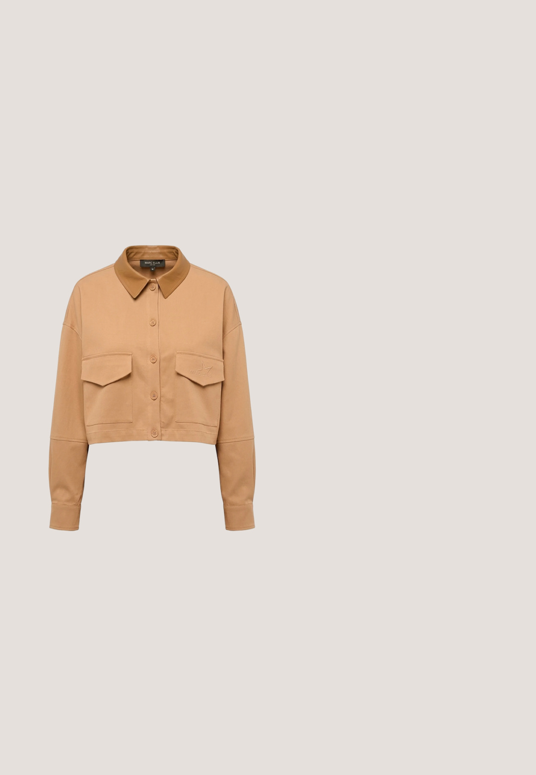 Veste courte couleur fauve avec boutons, manches longues, deux poches poitrine avec rabats et col pointu.; T-shirt court beige à manches courtes, col rond, avec un logo "Hugo" brodé discret sur la poitrine, étiquette intérieure rouge.; Shorts beige décontractés avec taille à cordon, panneaux latéraux texturés, rayures bordeaux à l'ourlet et logo "GUESS" sur la partie supérieure de la taille.; Chaussures plates à motif vache, avec un dessus texturé marron et crème, des sangles élastiques et une semelle en caoutchouc au design flexible.; Sac d’épaule en tissu beige en forme de croissant avec une sangle réglable et une poignée décorative en corde aux motifs marron, blanc et vert menthe.; Bracelet en chaîne dorée avec un charm circulaire portant un symbole de dollar, entouré de cristaux transparents. Comprend une étiquette triangulaire avec le logo.