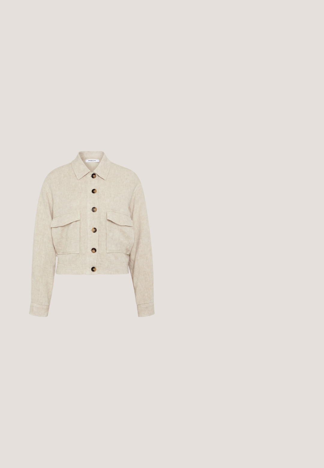 Korte, beige jas van gestructureerde stof, met een knoopsluiting aan de voorkant, twee borstzakken en een klassieke kraag met bruine knopen.; MSCH Copenhagen SWEATSHIRT - Sweater - oatmeal; Witte katoenen V-hals t-shirt met korte mouwen, een relaxte pasvorm en etikett vlakbij de halslijn. Soepele textuur, geen patronen of accenten.; Blauwe denim jeans met rechte pijpen, sluiting aan de voorkant met knoop en rits, en klassieke vijfzakkenstijl.; Beige suède mocassinschoen met een afgeronde neus, veterontwerp en metalen veteroogjes, voorzien van een vlakke rubberen zool en gestikte accenten.; Gouden hoepel oorbellen met een zachte, ronde vorm en een gepolijste afwerking. Kenmerkt oranje accenten aan de achterkant voor een veilige bevestiging.