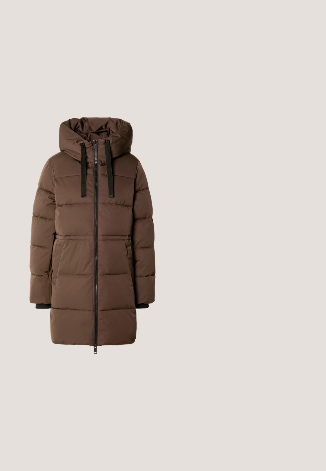Bruine gevoerde parka-jack met hoge kraag, zwarte rits en verstelbare capuchon. Voorzien van horizontale stiksels en zijzakken.; Bruine gebreide trui met een hoge geribbelde kraag, brede mouwen en een zachte textuur. Heeft een relaxte pasvorm en geribbelde accenten op de mouwen.; Blauwe high-waist jeans met rechte pijpen, knoop- en ritssluiting, voor- en achterzakken, getoond op een effen lichte achtergrond.; Bruine leren enkellaars met elastische zijkanten, chunky zwarte rubberen zool, verhoging in de hak, en contrasterende stiksels.; Bruine leren handtas met ronde vorm, zilveren hardware, twee zijriemen en een gladde textuur. Beschikt over een enkele handgreep aan de bovenkant.; Een paar kleine geometrische oorringen in goudkleur met hoekige randen en een vergrendelmechanisme aan de achterkant op een lichte achtergrond.