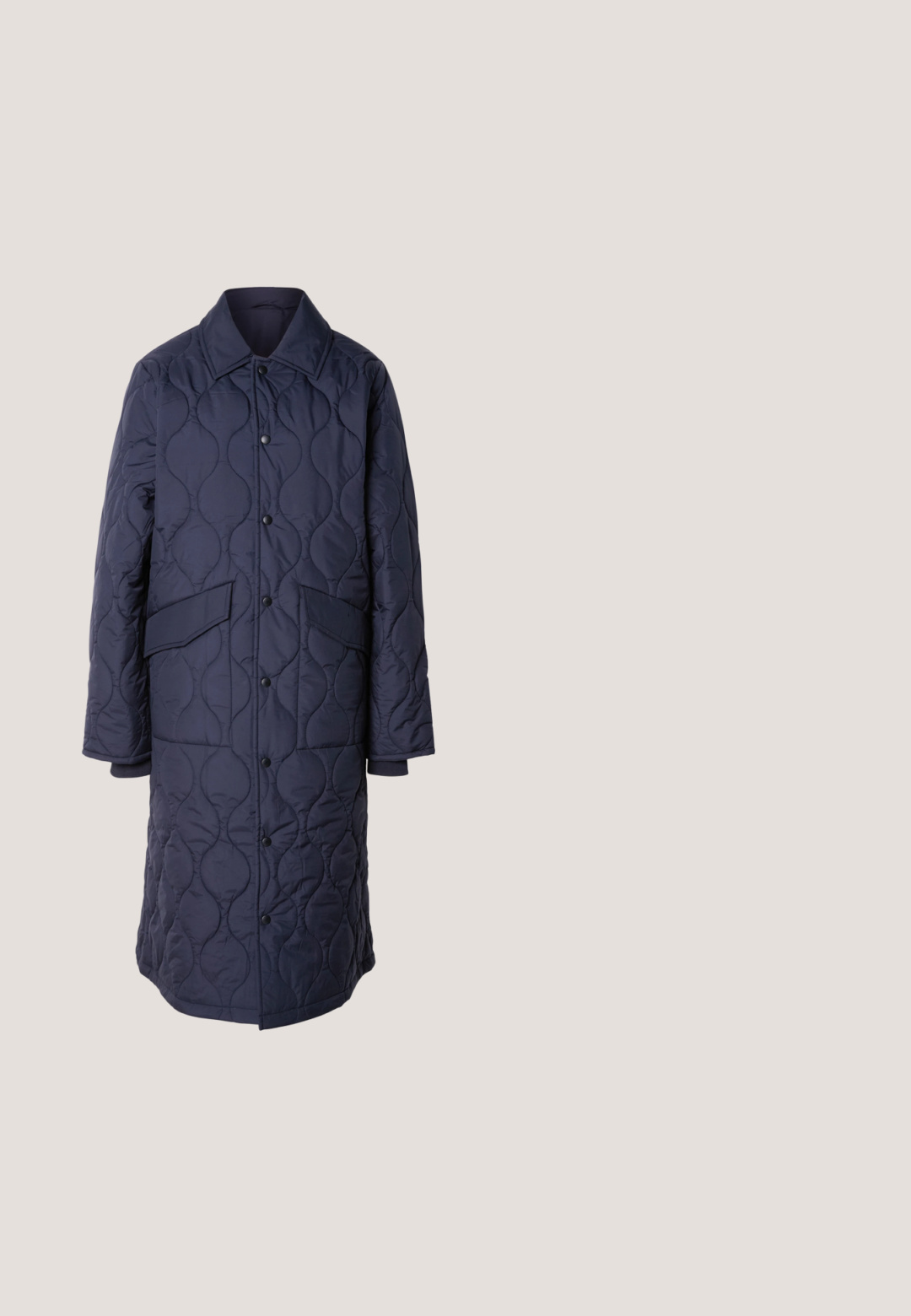 Manteau matelassé marine avec col, poches avant et fermeture à boutons-pression. Présente un motif ondulé distinct sur la texture du tissu.; Combinaison à imprimé léopard rose avec un col à boutonnière, des manches courtes et une taille ceinturée. Fabriquée en tissu léger avec une coupe ample.; Baskets de sport beige et marron avec des accents rouges et une semelle épaisse crème flottant au-dessus d’un sol moquetté, canapé beige en arrière-plan.; Lunettes de soleil brunies avec une épaisse monture écaille de tortue, présentant une forme rectangulaire plate et un logo argenté sur la branche gauche.; Sac à main en cuir verni marron foncé avec une bandoulière en chaîne argentée, des ceintures décoratives à double boucle et une fermeture éclair.; Boucles d'oreilles en argent en forme de créole avec des rangées en cascade de petits bijoux clairs scintillants suspendus en rangées décalées sur un fond blanc.