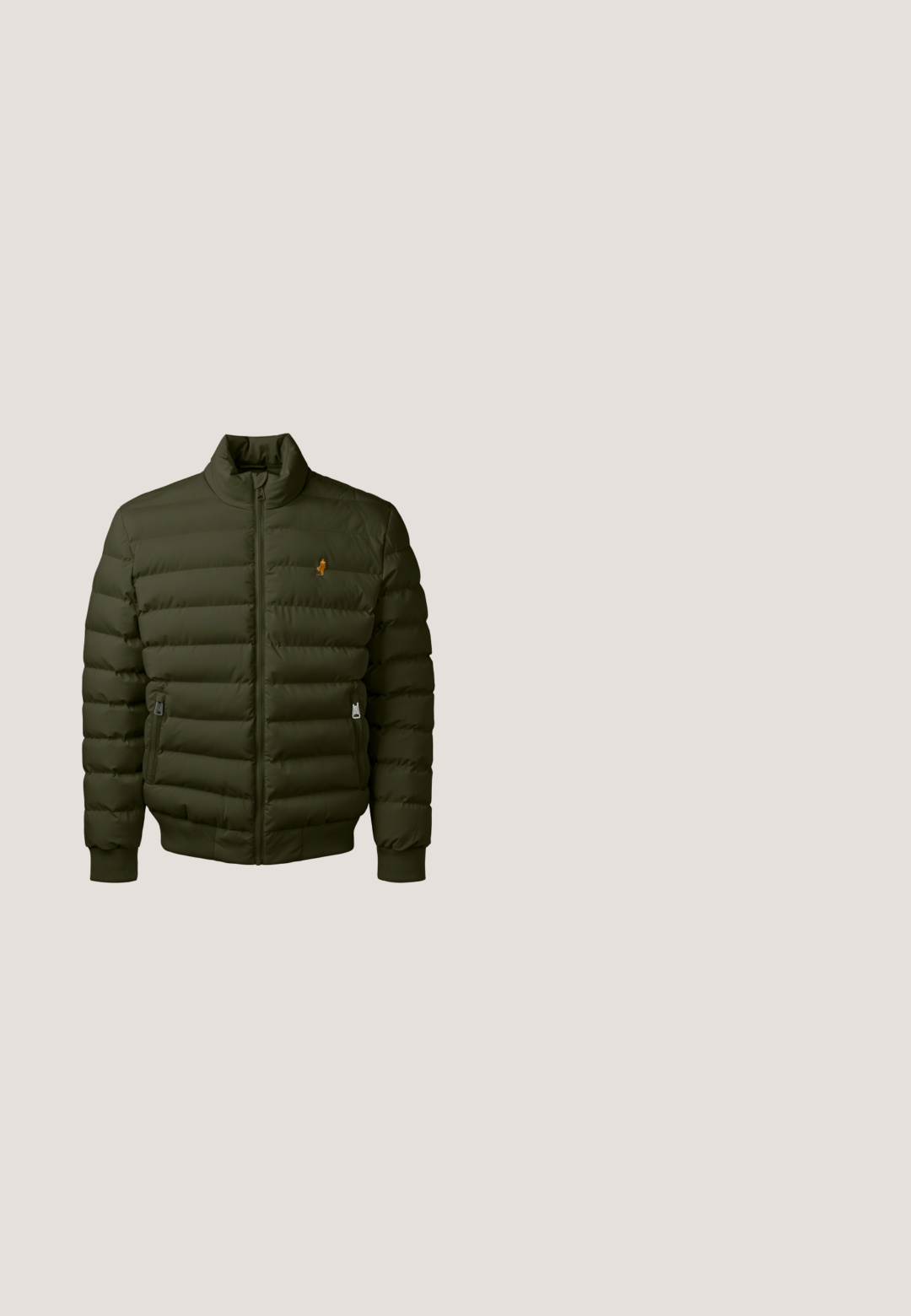 Mørkegrøn pufferjakke med høj krave, lynlåslukning, ribbede manchetter og kant. Har vandrette quiltede sektioner og et lille logo.; Oliven grøn strikket sweater med rund hals, teksturerede vandrette striber samt ribkant ved ærmer og nederkant. Lavet af blødt, mellemvægtigt stof.; Beige T-shirt med korte ærmer, rund hals og lille sort "ALLSAINTS"-logo på venstre bryst.; Hvide bomuldsbukser med lige pasform, frontlommer, en metalknaplukning og diskrete syninger langs sømmene.; Taupe ruskind ankelhøje sneakers med en glat overflade, elastisk sidepanel og en hvid gummisål. Har en løkke bagpå for nem påtagning.; Olivengrøn læderbæltetaske med forreste lynlåslomme og lille rektangulær metalplade med Calvin Klein-logo.