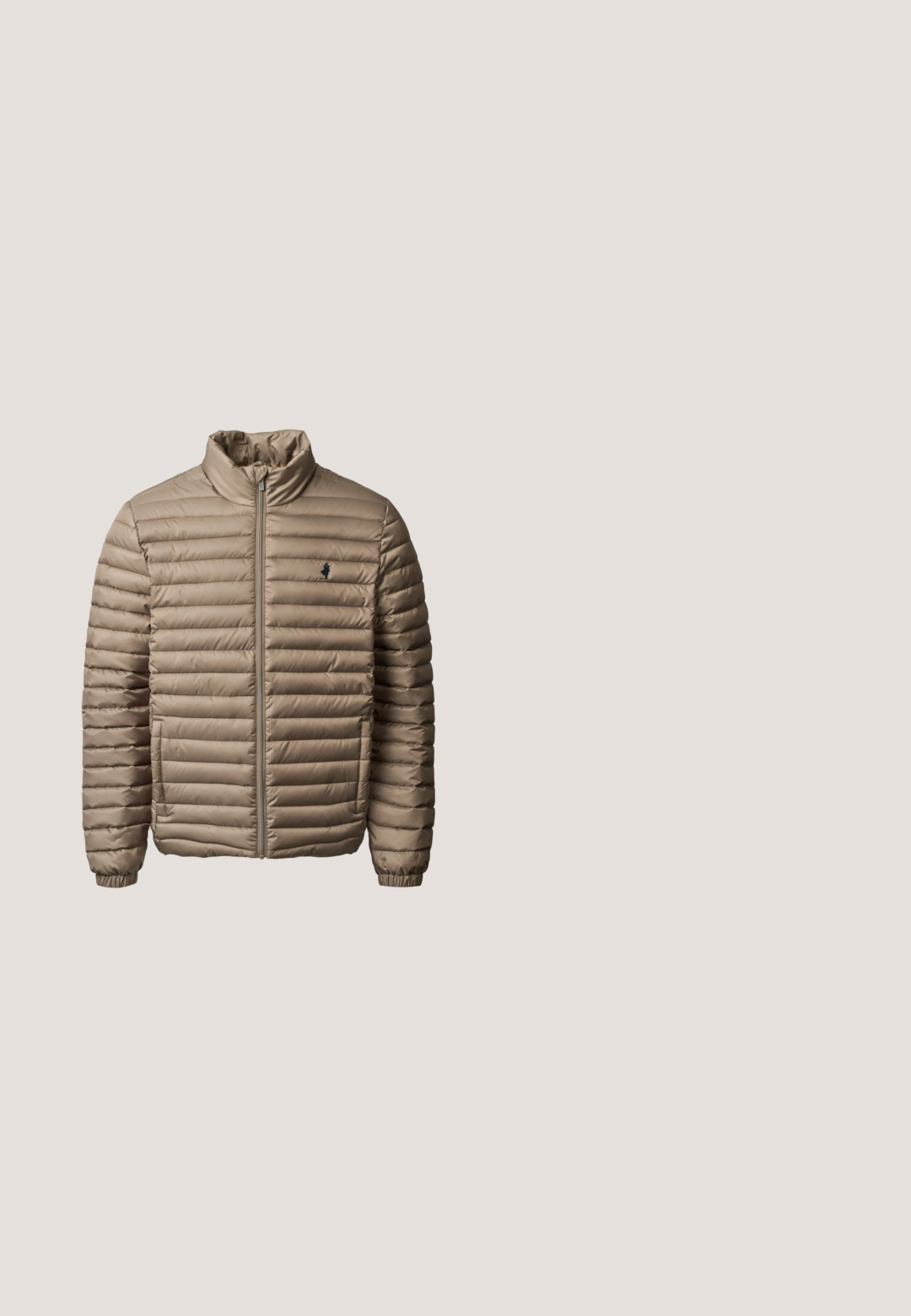 Veste matelassée beige clair avec fermeture éclair à l'avant, col montant, poignets élastiques, poches latérales et un petit logo noir sur le côté gauche de la poitrine.; Pull en col roulé beige en tricot texturé, avec un motif en cablures et des bords-côtes aux poignets et à l'ourlet. Coupe classique avec des manches longues.; Chemise en velours côtelé vert avec un col boutonné, des manches longues, une poche sur la poitrine gauche et des boutons blancs. Finition texturée.; Pantalons en coton vert olive avec une coupe droite, comprenant deux poches avant et une taille avec bouton. Texture lisse et design minimaliste.; Botte Chelsea en cuir marron avec panneaux élastiques sur les côtés, une languette à l'arrière et un petit talon empilé. Texture lisse avec bout arrondi et un design minimaliste.; Sac à épaule noir en matériau texturé de forme rectangulaire, avec une fermeture éclair, une bandoulière réglable et un petit logo.