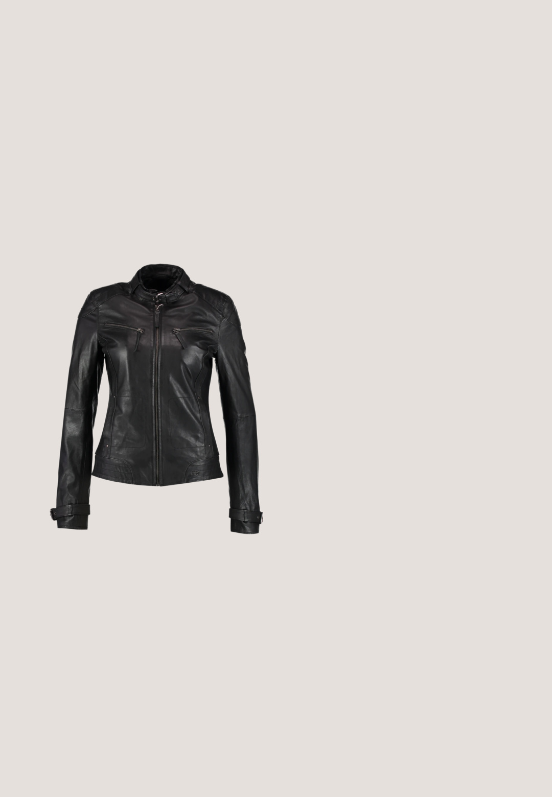 Maze RYANA - Leren jas - black; Grijze geribde cardigan met lange mouwen, golvende randen, knopen aan de voorkant en zes decoratieve knopen langs de knoopsluiting.; Grijze geribbelde tanktop met kanten rand bij de halslijn. De stof is zacht met een aansluitende pasvorm, heeft een lichte rek en gegolfde randen.; Lichtgrijze skinny jeans gemaakt van denim, met een gladde textuur, dubbele knoopsluiting en voorzakken met gebogen naden.; Zwarte lakleren veterschoenen met brogue-details, een ronde neus en een gelaagde zwart-witte gestructureerde zool.; Kleine zwarte leren crossbodytas met verstelbare band en ritssluiting op een witte achtergrond.