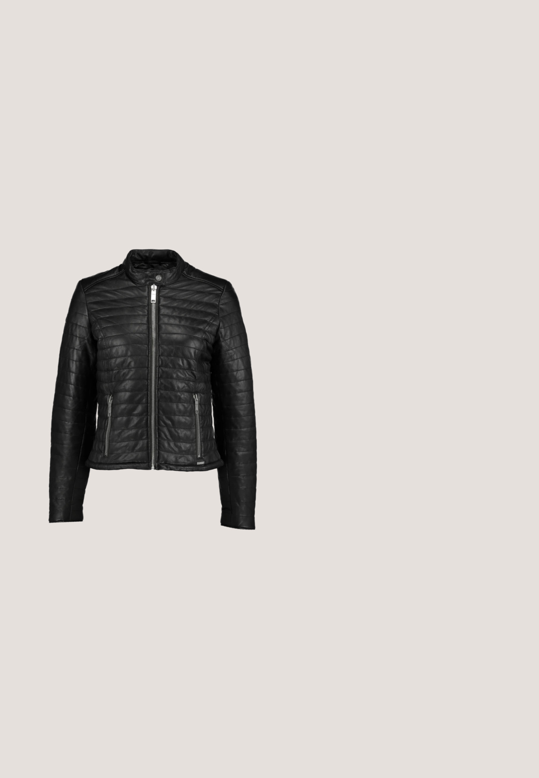 Maze SOTA - Læderjakker - black; Sort og beige horisontalt stribet langærmet polo skjorte med sort krave og knaplukning, lagt fladt på en hvid baggrund.; Hvide højtaljede, udvidede jeans med knapper foran, lynlås, bæltestropper og fem-lommer design, lagt fladt på hvid baggrund.; Sort læderankelstøvle med lav hæl og guldbeslået remdetalje på siden mod hvid baggrund.; Sort læder crossbody taske med en glat overflade, rektangulær form, sølv hardware og et front metal logo accent.; Par sølv øreringe med en central række af små glitrende krystaller på en ensartet lys baggrund.
