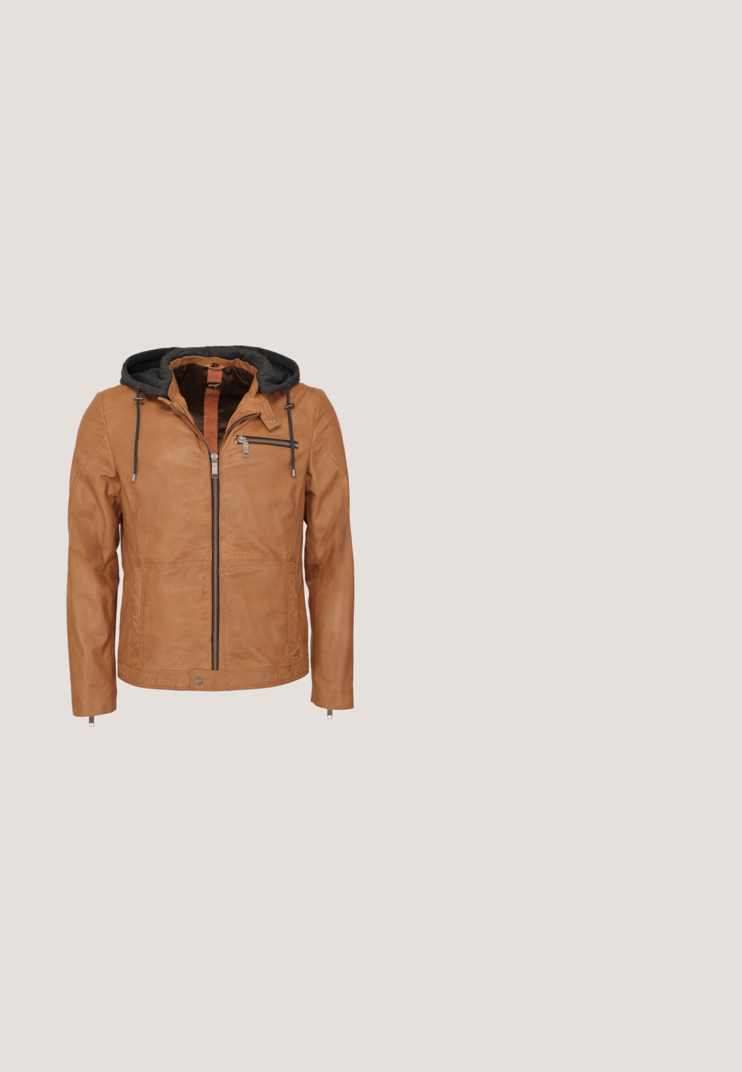 Maze Lederjacke - cognac; Gelber gestrickter Pullover mit V-Ausschnitt, langen Ärmeln sowie gerippten Bündchen und Saum. Mit einem dezenten Logo auf der Brust.; Langärmliges, knöpfbares Hemd aus senfgelbem Cord. Verfügt über zwei Brusttaschen und einen Kragen. Glatte Textur mit klassischer Passform.; Braune Corduroyhose im Slim Fit, mit fünf Taschen, einem vorderen Knopfverschluss und charakteristischer gerippter Textur entlang der gesamten Hose.; Braune Leder Schnürstiefelette mit schwarzer Sohle und Ziehschlaufe, sichtbaren Nähten und Wollfutter innen.; Braune Leder-Geldbörse mit Reißverschluss, glatter Textur, rechteckiger Form und einer vorderen Tasche mit geprägtem "JOOP!"-Logo.