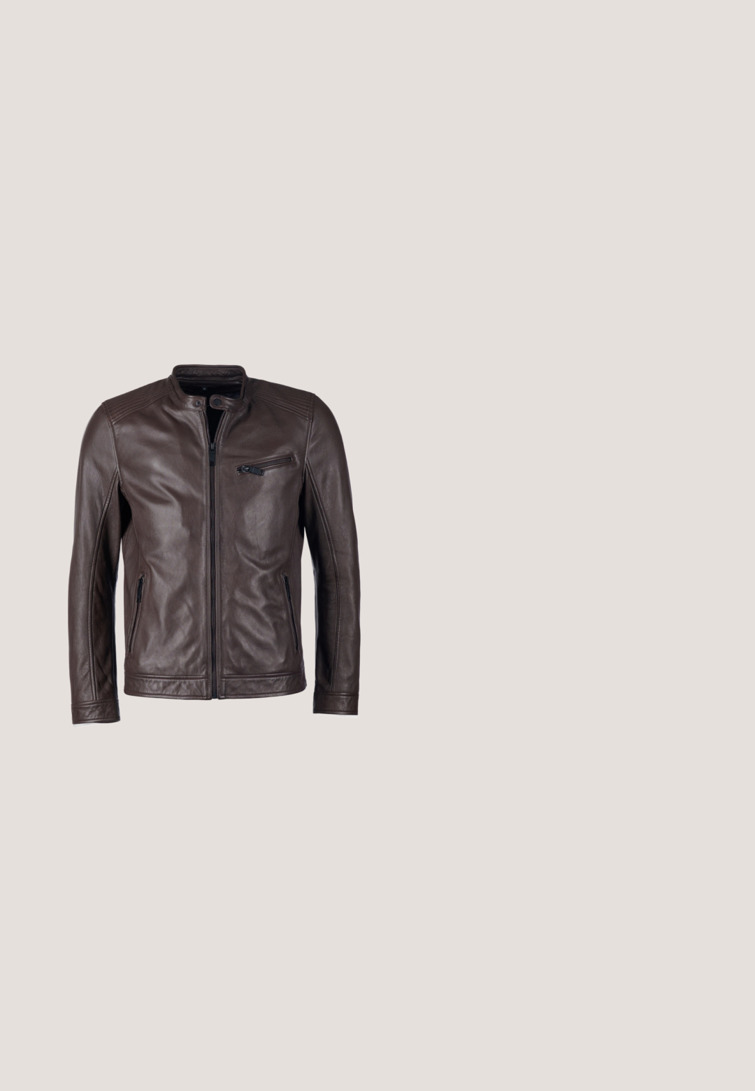 Veste en cuir marron avec col montant, deux poches latérales zippées et une poche poitrine zippée, avec des détails côtelés sur les épaules.; Pull bleu marine foncé à col rond, manches longues, poignets et ceinture côtelés, présenté sur un fond blanc.; Chemise à manches longues bleu clair avec col et logo sur la poitrine, en tissu chambray.; Jean en denim droit bleu foncé avec poches avant, fermeture par bouton, passants de ceinture et coutures visibles.; Bottines en cuir marron avec bout rond, dessus texturé, œillets en métal et lacets. Semelle robuste avec un léger talon et des coutures renforcées.; Ceinture en cuir marron avec une boucle en métal doré. La ceinture présente une finition lisse et un design de boucle à une seule dent.