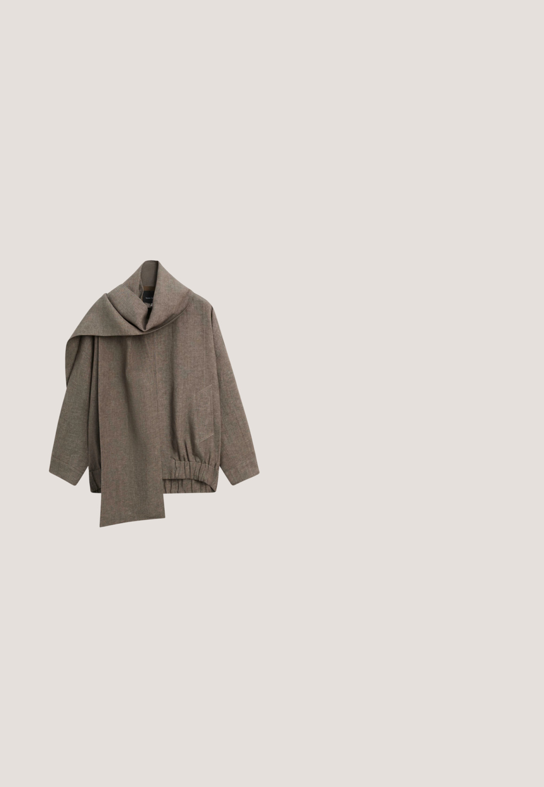 Brun jakke med lange ærmer og påsyet asymmetrisk halstørklædedetalje, elastisk talje og en diskret lomme på højre side.; Beige sweater lavet af blødt materiale. Har en rund halsudskæring og lange ærmer med ribbede manchetter og kant. Enkel, ensfarvet design.; Kremfarvet cardigan med knapper, V-hals, lange ærmer, ribbet manchetter og kant, vist på hvid baggrund.; Brune strikkede bukser med elastisk talje og tilspidsede ben, designet til komfort og afslappet brug.; Beige sneakers med et tekstureret mesh-overdel og suedekanter, flade snørebånd og en cremegummisål, der har horisontale stribes detaljer.; Blød skuldertaske i brun ruskind med bred rem og en blød, trekantet form uden synlige logoer eller pynt.