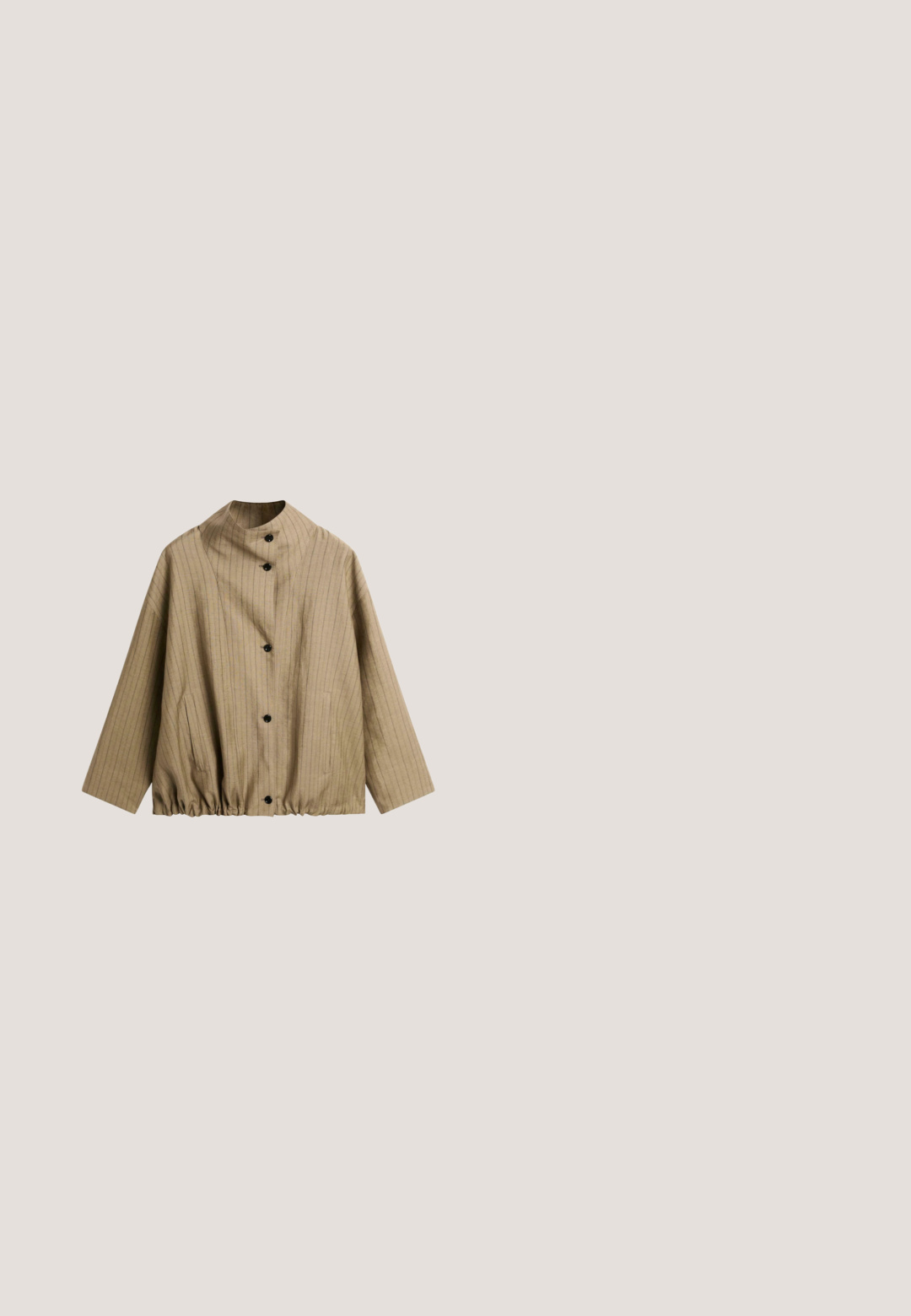 Beige jakke med nålestriber, stående krave, sorte knapper foran, lange ærmer, sidelommer og elastisk kant.; Hvid, tekstureret T-shirt med rund hals og korte raglanærmer. Løs pasform med et let, let krøllet stof.; Lyseblå denim palazzo jeans med brede ben, der har høj talje, frontlommer og knaplukning. Diskret falmet tekstur.; Brun ruskind slip-on sko med lav profil, glat overflade og kontrastfyldt cremefarvet sål. Har en syet detalje på tværs af fronten.; Tan lædertaske med en buet form, et enkelt håndtag og en hardware i guldtoner med et logo på forsiden.; Guldfarvet metalhalskæde med en delikat kæde og et lille, minimalistisk korsvedhæng. Glat overflade med en poleret finish.