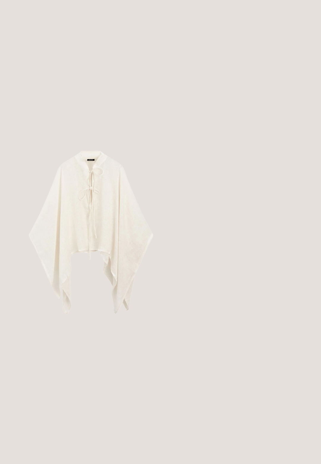 Witte loszittende poncho met wijde mouwen en twee striksluitingen aan de voorkant, gemaakt van lichtgewicht stof.; Mouwloze donkergrijze jumpsuit met V-hals, gerimpelde taille, losse pijpen die taps toelopen naar elastische boorden bij de enkels, op witte achtergrond.; Zilveren sandaaltjes met straps en een platte zwarte zool, voorzien van dunne metallic banden en een verstelbare enkelgesp. Gelijke en gladde textuur.; Zwarte zonnebril met een glanzende afwerking, hoekig ontwerp, donkere lenzen en een rechthoekig zijaccent met een verhoogd logo.; Zwarte gevlochten leren schoudertas met enkele gevlochten riem en zachte, slappe driehoekige vorm tegen een witte achtergrond.; Zwarte metalen armband met een gedraaide middenontwerp, gladde uiteinden en een minimalistische, open vorm.