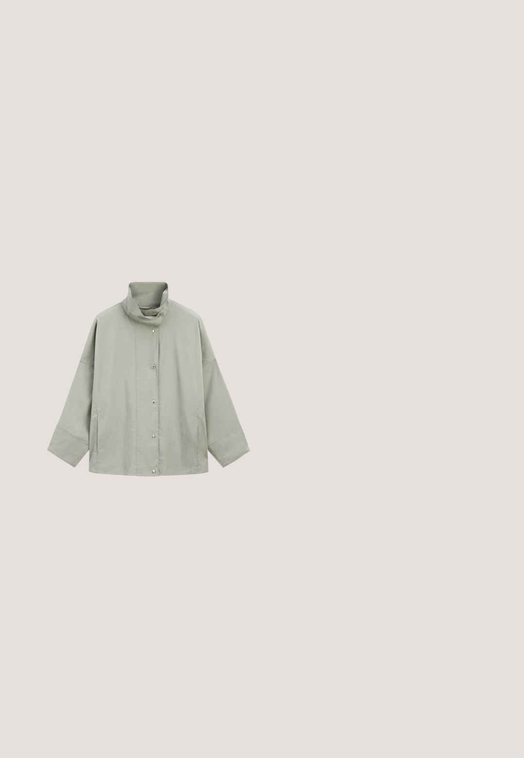 Hellgraue Jacke mit langen Ärmeln, hohem Kragen und Druckknopfverschluss, mit lockerem Sitz und Seitentaschen.; Hellgrüner Pullover mit Rundhalsausschnitt, überschnittenen Schultern und gerippten Bündchen. Glatte Textur und lässiges Design mit weiter Passform.; Grünes Kurzarm-T-Shirt aus strukturiertem Stoff, mit einem runden Ausschnitt und geradem Schnitt. Einfaches Design ohne zusätzliche Muster.; Hellgrüne, weit geschnittene Hose mit elastischem, gerafftem Bund, vorderem Kordelzug und zwei großen aufgesetzten Taschen vorne.; Hellbeiger Lederschnürschuh mit abgerundeter Spitze und niedrigem schwarzem Absatz, von der Innenseite vor weißem Hintergrund gezeigt.; Hellgrüne Ledertasche mit langen Griffen und einer vorderen Reißverschlusstasche, rechteckige Form und dezentem Metall-Logodetail.