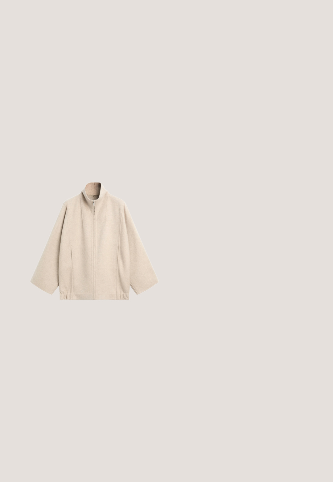 Veste beige à manches longues avec fermeture éclair devant, col montant, manches larges et deux poches verticales, présentée sur un fond blanc uni.; Pull à col roulé en tricot marbré beige et brun clair avec motifs torsadés et une petite étiquette de marque brune sur le côté inférieur.; T-shirt noir à manches courtes en tricot avec une texture côtelée et un col rond. Il présente une silhouette ajustée et des détails de couture subtils.; Jeans blancs en denim à jambe droite avec une fermeture à bouton, des accents en métal doré et un design classique à cinq poches. Texture lisse avec des coutures minimales.; Baskets basses beiges en tissu texturé, avec des accents métalliques dorés, des breloques décoratives sur les lacets, et une semelle en caoutchouc marron clair.; Sac à main matelassé beige avec deux anses, une grosse chaîne dorée tressée et une bandoulière réglable sur un fond uni.
