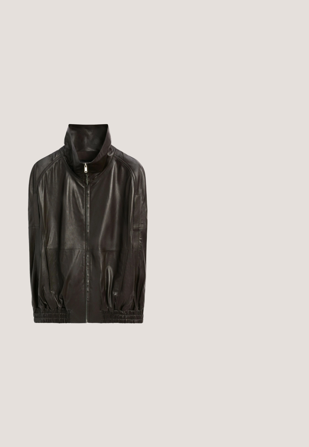 Sort læderjakke med lynlås foran, høj krave, lange ærmer og elastiske manchetter og søm, vist mod en hvid baggrund.; Beige off-shoulder kjole med snørelukning bagpå, der har lange ærmer i hvid mesh og et stort trykt nummer "5" udsmykket med nitter.; Knæhøje, blanke bordeauxrøde læderstøvler med firkantet tå og blokhæl, der har et løstsiddende design og minimale syningsdetaljer.; Sorte ovale solbriller med tykke stel og brune tonede glas, vist mod en hvid baggrund.; Taske med leopardprint, dobbelt håndtag, sort lædermærke, gulddetaljer og en lille hængelås fastgjort til lynlåsen.; Skildpaddeskjold hårklemme lavet af blank plastik, med en buet form og otte grebstænder for en sikker fastholdelse.