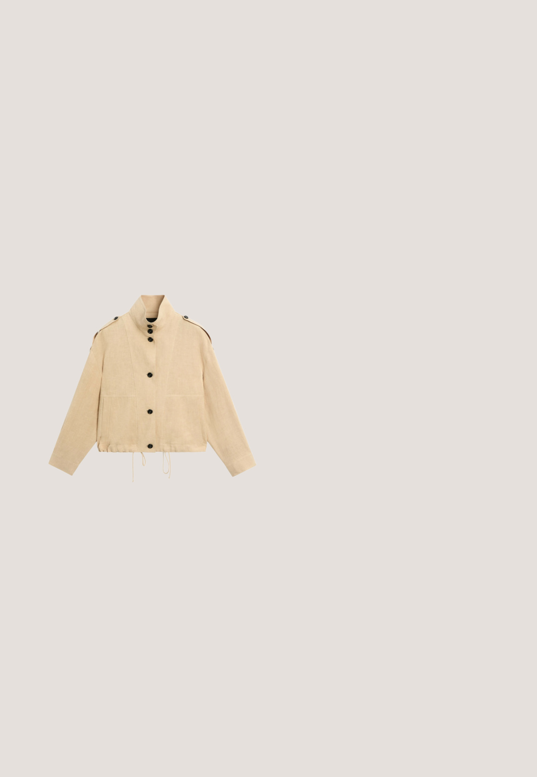 Beige cropped jakke med høj krave, sorte knapper foran, skulderepauletter med knapper og justerbare snore forneden.; Cremefarvet kortærmet skjorte med rund halsudskæring med et ternet mønster af beige hæklede firkanter, der ligger oven på stoffet.; Sorte svømmebukser med elastisk talje, snor detalje og en glat tekstur. Designet er enkelt uden synlige mønstre eller accenter.; Fødder iført beige Birkenstock-sandaler med guldspænder, parret med mørkeblå denimjeans, der er rullet op ved manchetten, stående på trægulv.; Solbriller med skildpaddeskal, brune linser, oval stel og guldfarvet detalje på hængslerne. Glat plastikmateriale over hele brillen.; Lille beige hæklet håndtaske med gul kant, to hæklede citrondekorationer, top-håndtag og lang flet skulderrem.