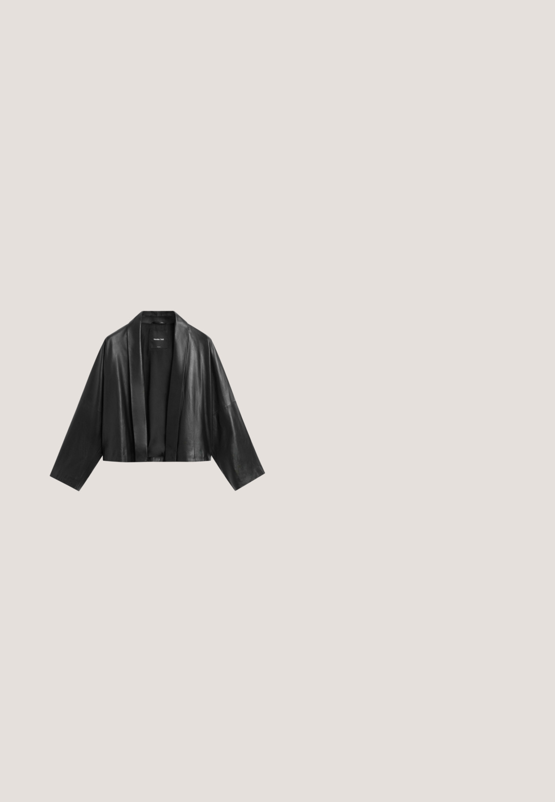 Schwarze kurze Lederjacke mit breiten Revers und langen Ärmeln, vorne offen, auf weißem Hintergrund dargestellt.; Ärmelloses schwarzes Oberteil mit rundem Halsausschnitt und einem kleinen Schlitz vorne. Hergestellt aus weichem Stoff, mit dezenten Nähten am Saum.; Schwarze locker sitzende Hose mit elastischem Bund und elastischen Bündchen, aus leichtem Stoff gefertigt.; Schwarze flache Slidesandalette mit gekreuzten, glatten Lederriemen und niedrigem Absatz, dargestellt vor weißem Hintergrund.; Schwarze, gewebte Ledertasche in Mondsichelform mit einem einzelnen geflochtenen Griff und Reißverschluss oben.; Schwarze, glänzende, abgestufte runde Perlen, aufgereiht zu einer Halskette mit einem goldenen, verstellbaren Kettenverschluss auf weißem Hintergrund.
