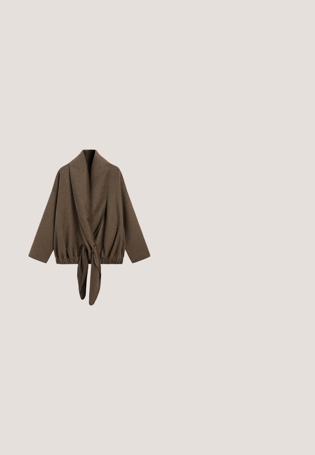 Brauner Oversized-Cardigan mit langen Ärmeln, breitem Schalkragen und frontaler Bindung am elastischen Bund.; Langärmliges, braunes Oberteil aus weichem Stoff. Rundhalsausschnitt mit klassischer Passform. Schlichtes Design, ohne Muster oder Verzierungen.; Braune Hosen mit weitem Bein aus einem glatten Stoff mit elastischem Bund und Kordelzug. Verfügen über zwei Seitentaschen und keine sichtbaren Muster.; Braune Wildlederkniehohe Stiefel mit spitzer Zehe und 7,5 cm hohem Absatz. Glatte Textur, elegante Silhouette und minimalistisches Design.; Ovale rote Sonnenbrillen mit klaren Gläsern und schlanken braunen Fassungen. Das Design weist sanfte Kurven und minimalen Hardwareeinsatz auf.; Braune Wildleder-Handtasche mit strukturierter Form, doppelten Griffen, einem Gürtelakzent und eingestanztem Logo auf der Vorderseite. Mattes Finish, schlichtes Design.